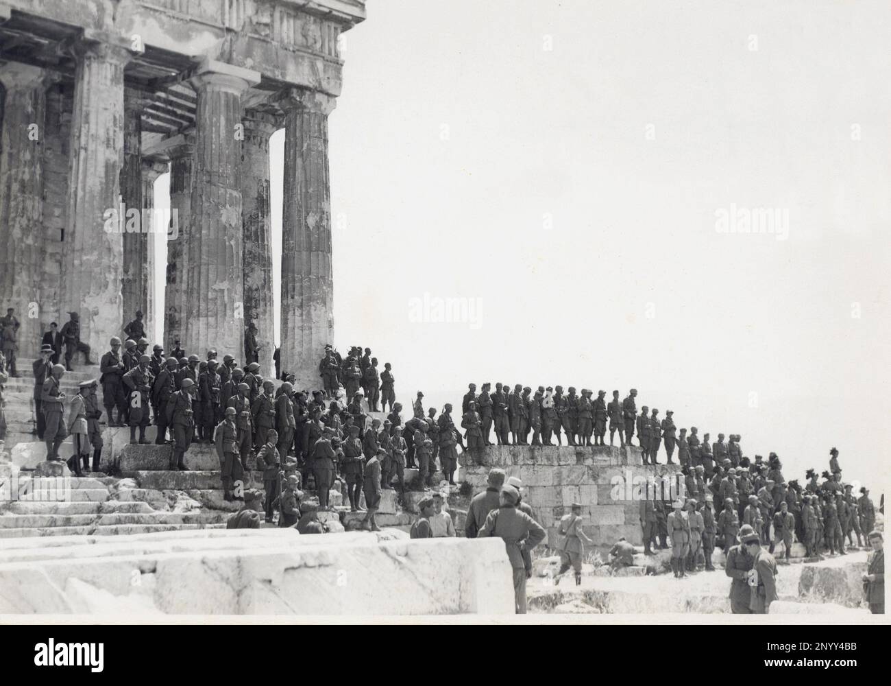 1942 ca. Atene , Grecia : le truppe fasciste militari italiane invadono la Grecia. In questa foto alcuni plotoni italiani ( Alpini e Bersaglieri ) Visitare i monumenti celebrati dell'Acropoli - SECONDA GUERRA Mondiale - Guerra Mondiale 2nd - seconda Guerra Mondiale - FRONTE greco - ATENE - GRECIA - ACROPOLI - miliari soldati italiani - COLONIALISMO - COLONIALISMO - FASCISTA - FASCISMO - FASCISMO - TURISMO - TURISMO - turismo - turismo - archeologia - tempio - Tempio - templio - FRONTE greco - BERSAGLIERE - ALPINO ---- Archivio GBB Foto Stock