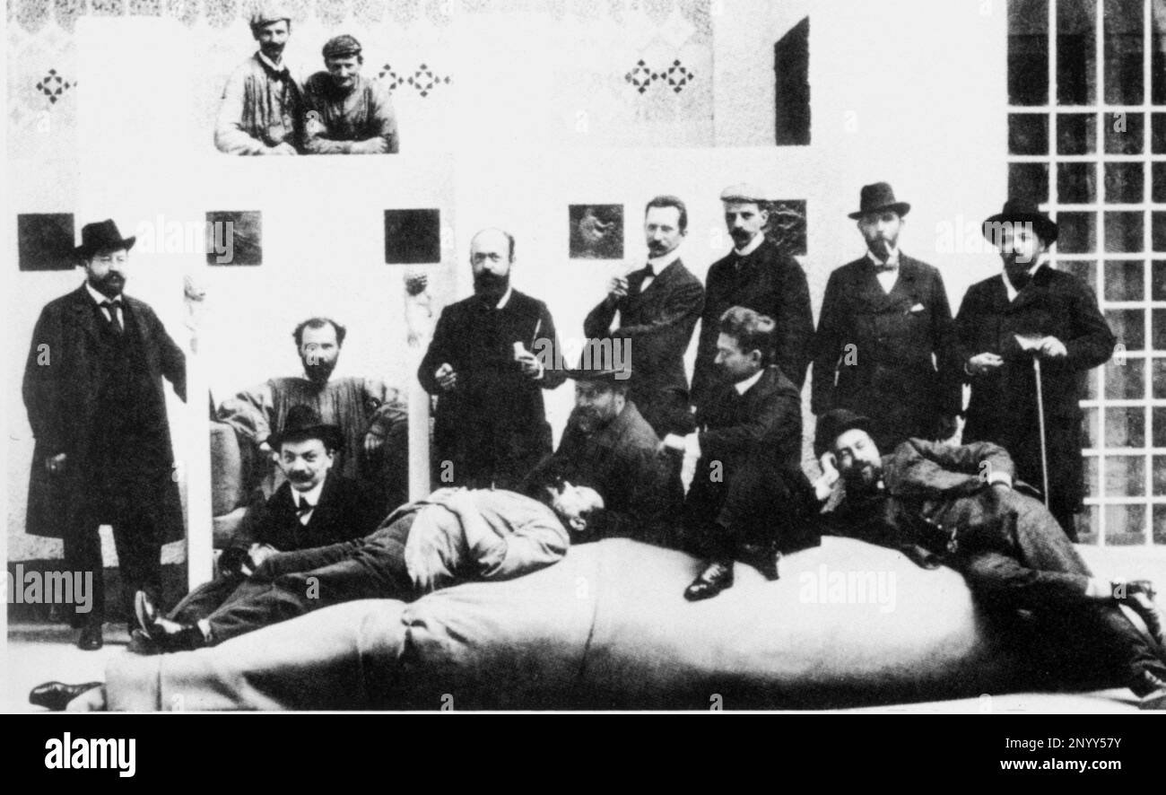 1902 , aprile , Vienna , Austria : gli espressionisti pittori e artisti austriaci alla XIV Sessione Mostra: (Da sinistra) Anton STAUB , GUSTAV KLIMT , Koloman MOSER , Adolf BOHM , Maximillian LENZ , Ernst STOHR , WILHELM LIST , Ernst ORLIK , Maximilian KURZWEIL , Leopold STOLBA , Carl MOLL e Rudolf BACHER - SECESSIONE - SECESSIONE VIENNESE - ARTI VISIVE - ARTE VISIVE - Arte - ritrato - pittore - artisti ---- Archivio GBB Foto Stock