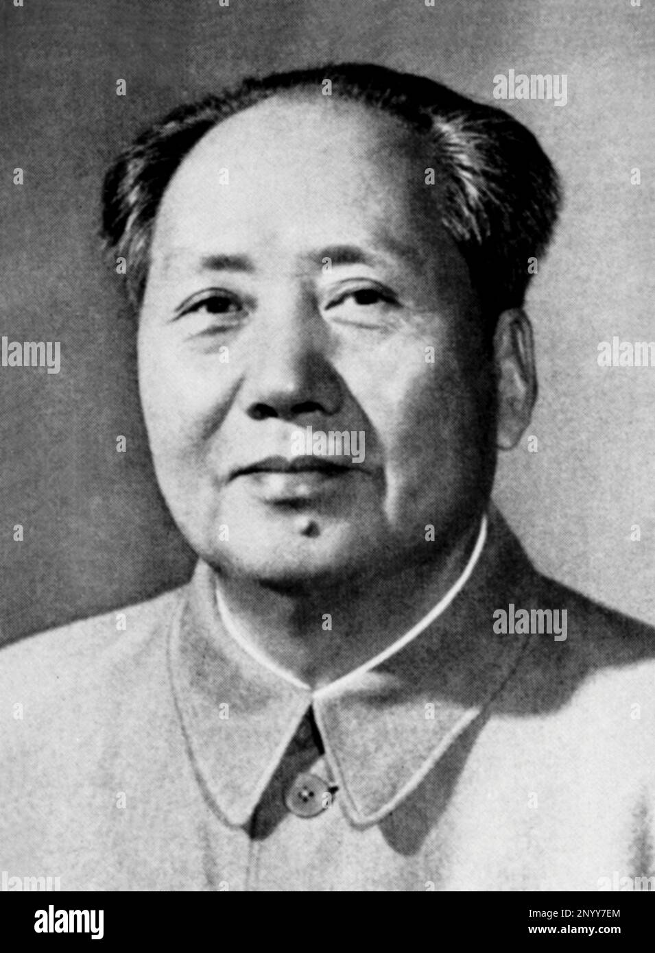 Un popolare ritratto ufficiale del politico cinese MAO TSE-TUNG ( Shao-Shan 1893 - Pecking 1976 ) . Questa stessa foto è stata utilizzata da Andy Warhol per la sua celebrata serie di ritratti Mao serigrafi negli anni '70 - POLITICO - POLITICA - socialismo - socialismo - COMUNISMO - COMUNISTA - comunismo - comunista - CINA - CINA - TSE tung - TZE TUNG - TZE-TUNG - Pop Art -- -- Archivio GBB Foto Stock