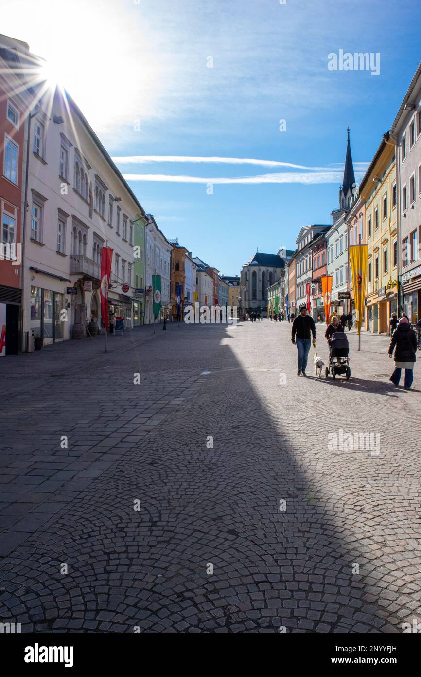 Soleggiata, romantica, antica e carina città di Villach. Foto Stock