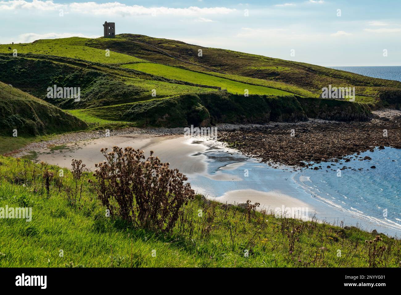 Vista in lontananza della torre di segnalazione di Crohy Head su una spiaggia vicino a Maghery, Contea di Donegal, Irlanda Foto Stock