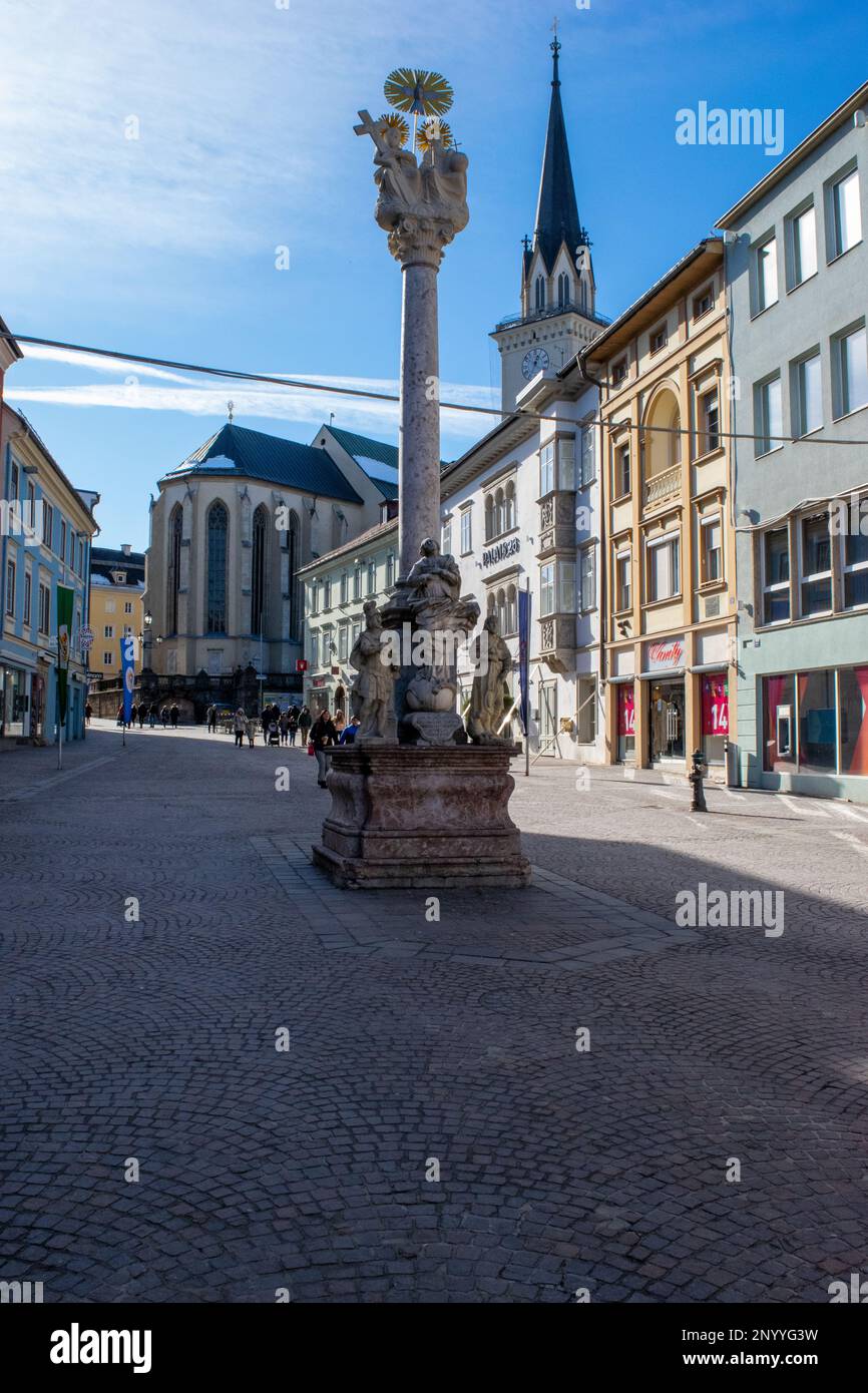 Soleggiata, romantica, antica e carina città di Villach. Foto Stock