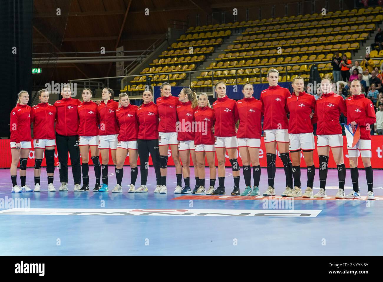 EINDHOVEN, PAESI BASSI - MARZO 2: Team Repubblica Ceca con Silvie Polaskova del ceco, Kamila Kordovska del ceco, Veronika Andryskova del ceco, Marketa Sustackova del ceco, Jana Sustkova del ceco, Adela Striskova del ceco, Alena Stellnerova del ceco, Natalie Kuxova del ceco, Petra Kudlackova di Anna del ceco, del ceco Dominika Zachova della Repubblica Ceca, Sara Kovarova della Repubblica Ceca, Marketa Jerabkova della Repubblica Ceca, Veronika Mala della Repubblica Ceca, Sabrina Novotna della Repubblica Ceca, Charlotte Cholevova della Repubblica Ceca durante la Golden League Women match tra Paesi Bassi e Repubblica Ceca al Indoor Sportcentrum Eindhoven del Mar Foto Stock