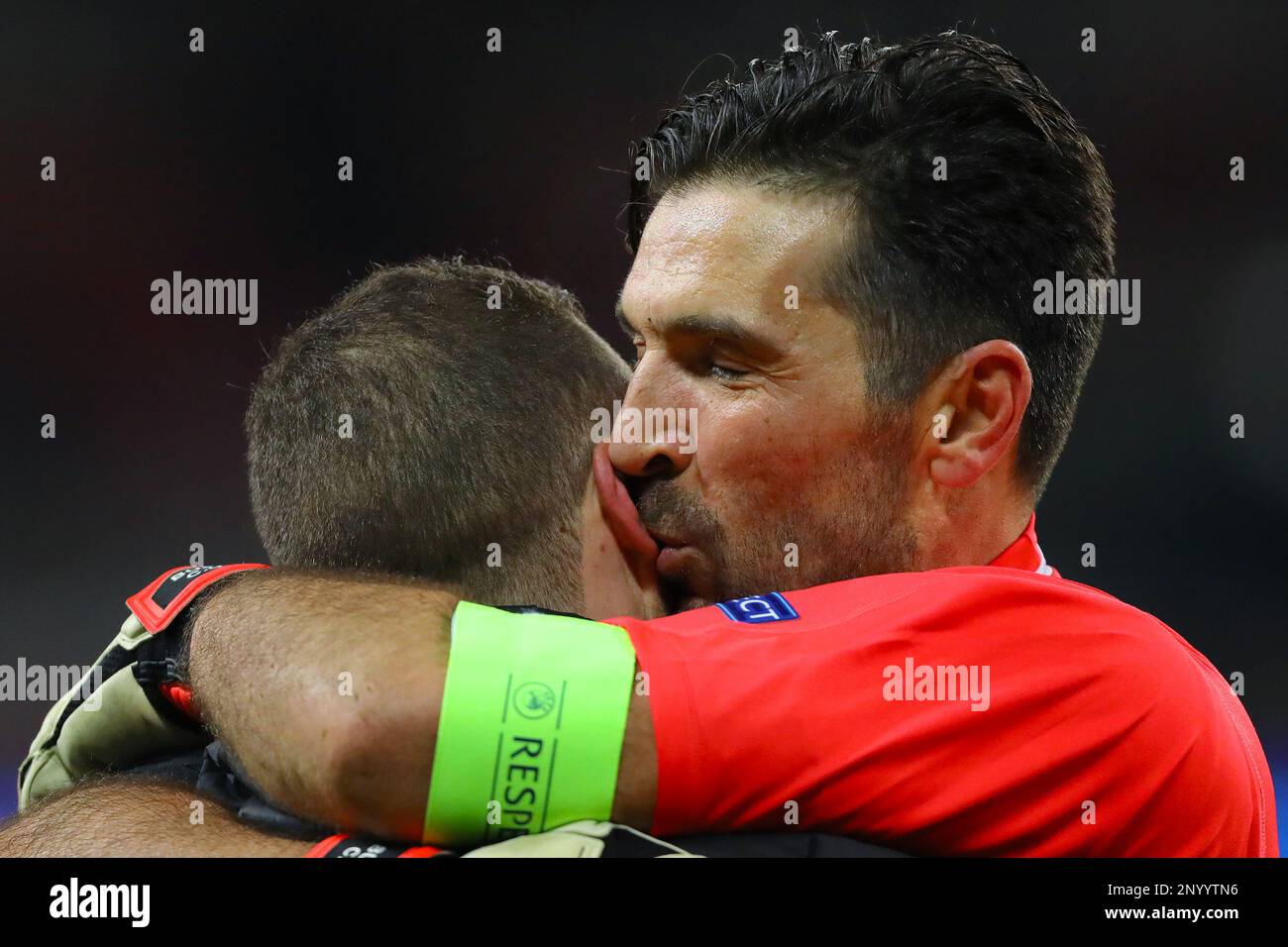 Gianluigi Buffon della Juventus bacia il portiere, Gonzalo Higuain dopo aver fatto il passo verso gli ultimi 8 della UEFA Champions League - Tottenham Hotspur contro Juventus, UEFA Champions League, Round of 16 - seconda tappa, Wembley Stadium, Londra - 7th marzo 2018. Foto Stock