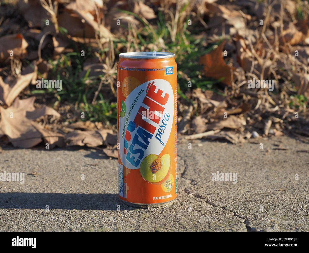 ALBA, ITALIA - CIRCA FEBBRAIO 2023: Lattina di Ferrero Estathe tè alla pesca Foto Stock