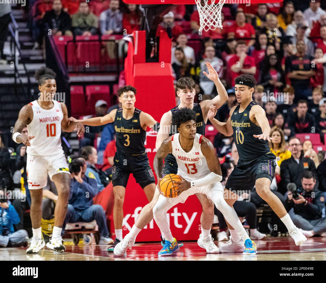 College Park, Maryland, Stati Uniti. 26th Feb, 2023. Hakim Hart (13) della University of Maryland lavora contro i difensori della Northwestern University lo scorso febbraio Foto Stock