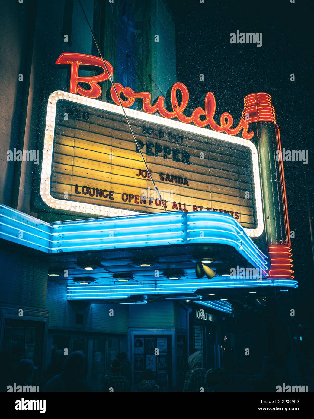 Boulder Theater, insegna al neon per una notte innevata, Boulder, Colorado Foto Stock