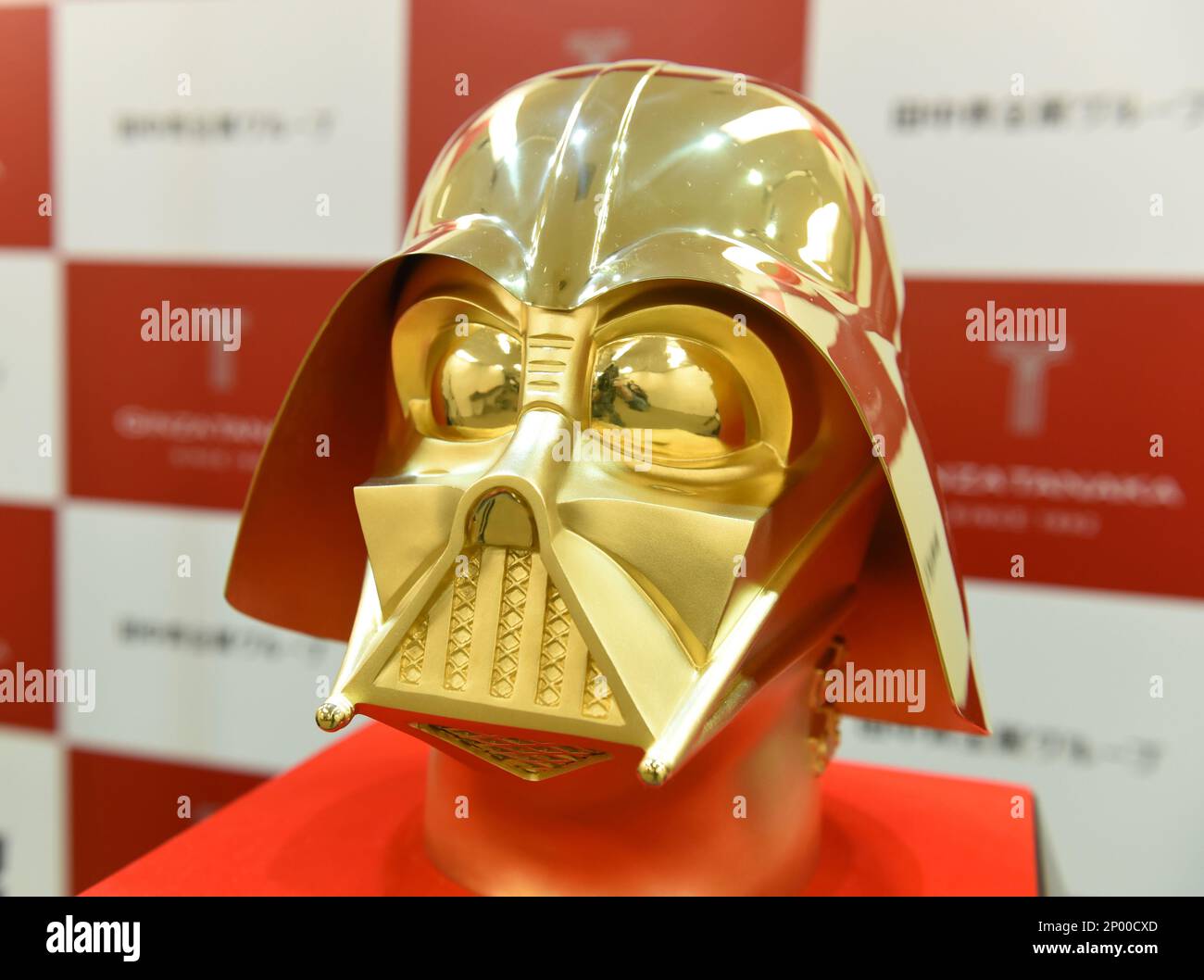 Pure gold life-size mask of Darth Vader is shown at Ginza Tanaka, in Chuo ward, Tokyo on April 24, 2017. Mask and other golden goods are made by Tanaka Kikinzoku Jewelry K.K. to commemorate 40th anniversary of Star Wars' first release in U.S. in 1977. Mask is 15kg, pure gold (K24) and costs 154,000,000 yen ( approximately $ 1,400,000).( The Yomiuri Shimbun via AP Images ) Foto Stock