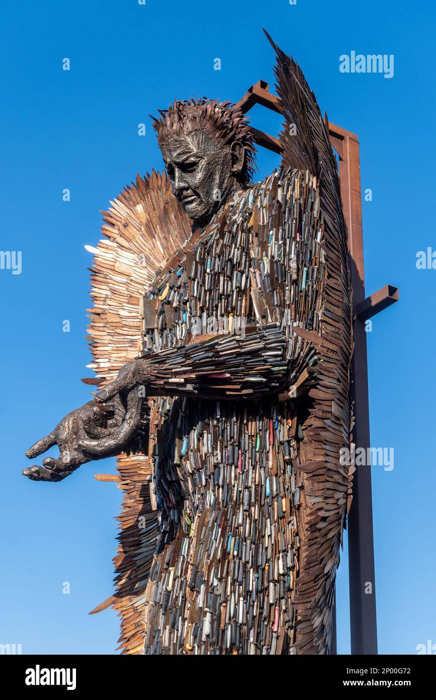 2 marzo 2023. La scultura Knife Angel dell'artista Alfie Bradley è in mostra di fronte alla Cattedrale di Guildford, Surrey, Inghilterra, Regno Unito, per il mese. È noto come monumento nazionale contro la violenza e l'aggressione. La scultura è stata fatta da migliaia di coltelli sbattiti consegnati durante un'amnistia a coltello in tutto il paese in accordo con i 43 costabolari della polizia. Era l'idea di Clive Knowles, presidente del British Iron Work Centre nello Shropshire. Foto Stock