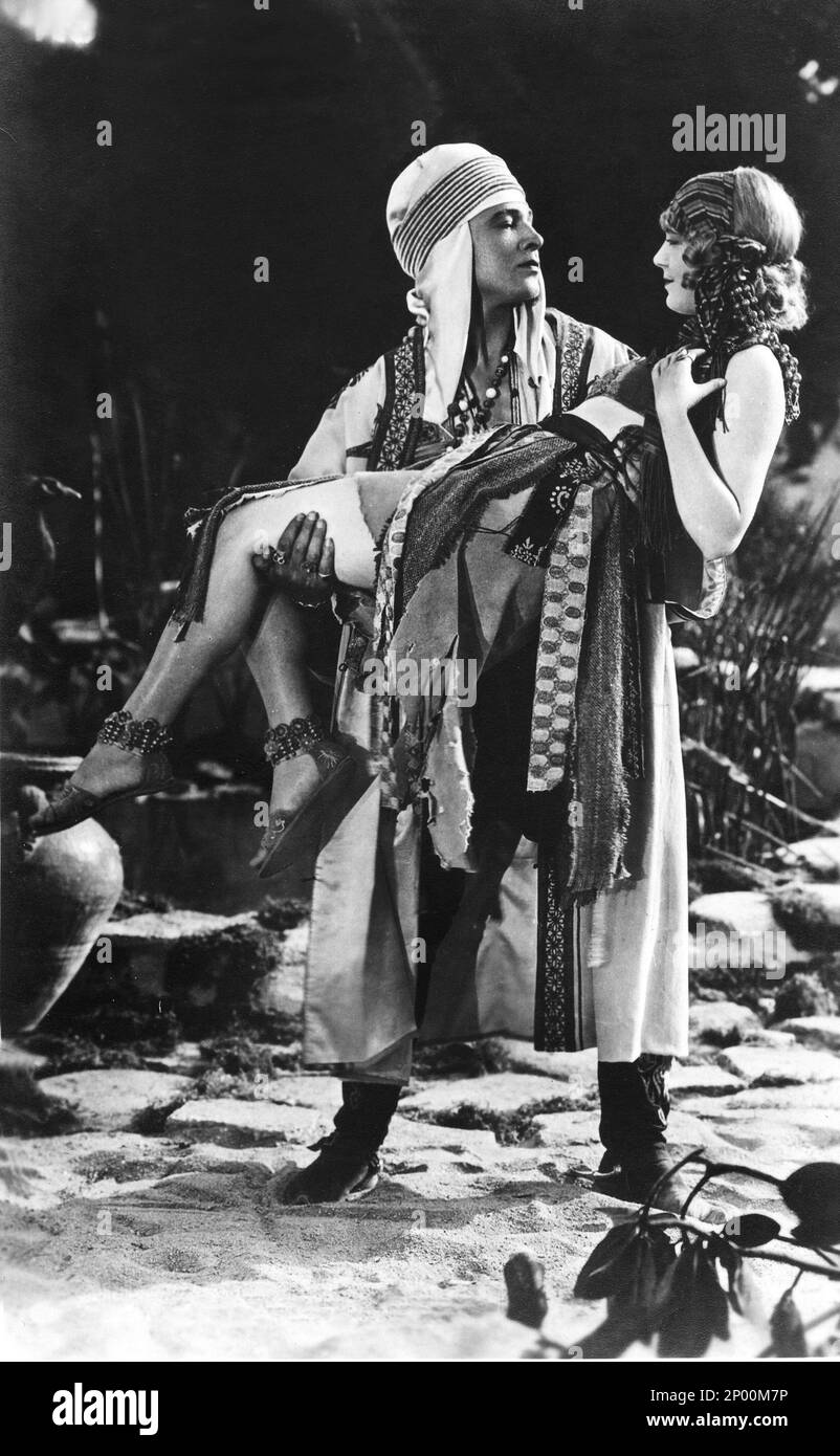 1926 , USA : l'attore cinematografico silenzioso RUDOLPH VALENTINO ( Rodolfo Guglielmi , 1895 - 1926 ) con WILMA BANKY figlio DELLO SCEICCO ( il figlio dello Sceicco ) di George Fitzmaurice , dal romanzo di Edith Maude Hull , Paramount Picture - CINEMA MUTO - RODOLFO - atto cinematografico - VILMA - LATINO LOVER - italoamericano - italo Americano - emigrante - emigrante - italo-americano - ritratto - ritratto - turbante - arabo - arabo - arabo - abbraccio - abbraccio - innamorati - amanti - amanti - gioielli - gioielleria - gioielleria - gioielleria - gioielleria - anello - anelli - gamba Foto Stock