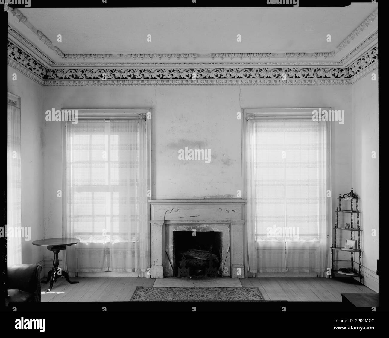 Old Hill House, Buck Hill, Duplin County, Carolina del Nord. Carnegie Survey of the Architecture of the South. Stati Uniti, Carolina del Nord, Duplin County, Buck Hill, caminetti, Interni, legno, Finestre. Foto Stock