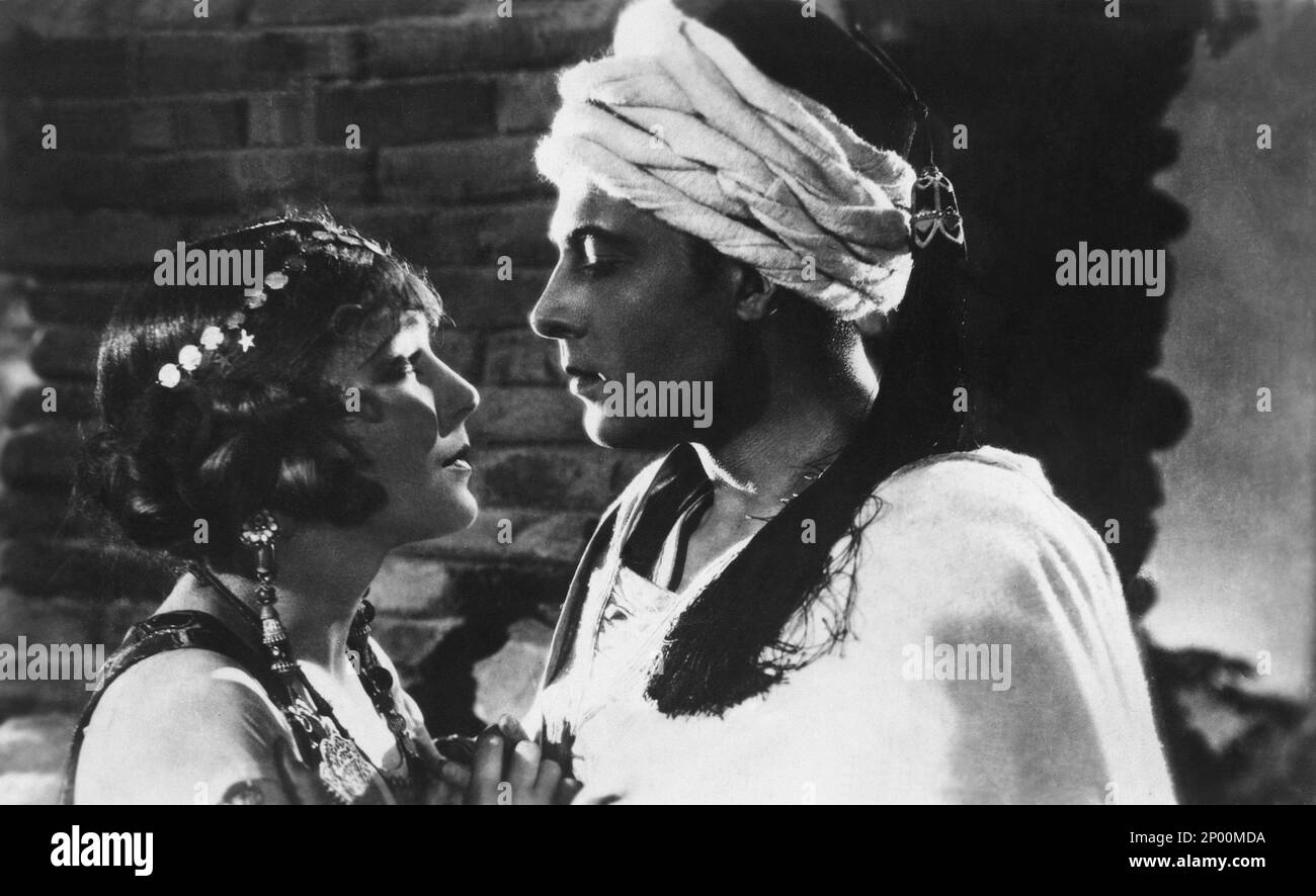 1926 , USA : l'attore cinematografico silenzioso RUDOLPH VALENTINO ( Rodolfo Guglielmi , 1895 - 1926 ) con WILMA BANKY figlio DELLO SCEICCO ( il figlio dello Sceicco ) di George Fitzmaurice , dal romanzo di Edith Maude Hull , Paramount Picture - CINEMA MUTO - RODOLFO - atto cinematografico - VILMA - LATINO LOVER - italoamericano - italo americano - emigrante - emigrante - italo-americano - ritratto - ritratto - turbante - turbante - arabo - arabo - arabo - abbraccio - abbraccio - bacio - bacio - bacio - innamorati - lovers - amanti - ricci - boccoli - riccioli - gioielli - gioielli - gioie Foto Stock