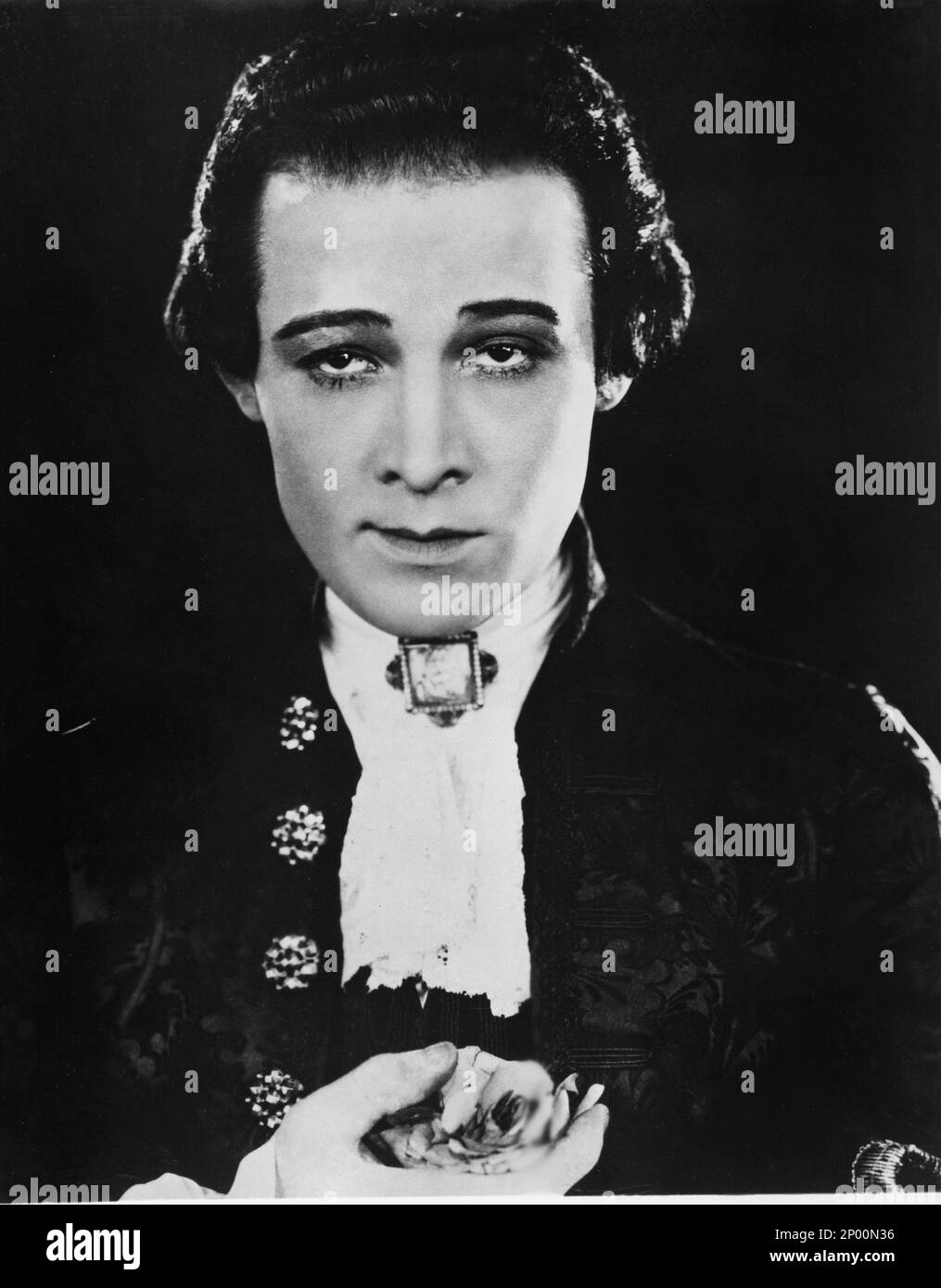 1924 , USA: L'attore del film muto RUDOLPH VALENTINO ( Rodolfo Guglielmi , 1895 - 1926 ), in MONSIEUR BEAUCAIRE di Sydney Olcott , dal romanzo di Booth Tarkington , costume di George Barbier - RODOLFO - CINEMA MUTO - atto cinematografico - colletto - colletto - LATINO LOVER - italoamericano - italo americano - italo-americano - emigrante - emigrante - italo-americano - ritratto - ritrato - parrucca - parrucca - pizzo - merletto - rubini - gioielli - gioielli - bijoux - gioviello - giovielli - colletto - colletto - cicisbeo - rosa - rosa - fiore - fiori - raso - raso - raso - mano - ma Foto Stock