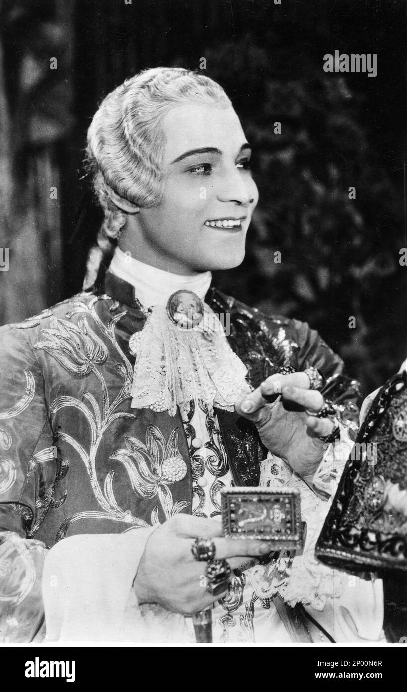 1924 , USA : l'attore del film muto RUDOLPH VALENTINO ( Rodolfo Guglielmi , 1895 - 1926 ), in MONSIEUR BEAUCAIRE di Sydney Olcott , dal romanzo di Booth Tarkington , costume di George Barbier - CINEMA MUTO - RODOLFO - atto cinematografico - colletto - colletto - LATINO LOVER - italoamericano - italo americano - italo-americano - emigrante - emigrante - italo-americano - ritratto - ritrato - parrucca - parrucca - pizzo - merletto - ruche - raso - satin - gioielli - gioielleria - bijoux - gioielleria - gioielli - tabacchiera - tabacco - tabacco - scatola di tabacco - anello - anelli - smil Foto Stock