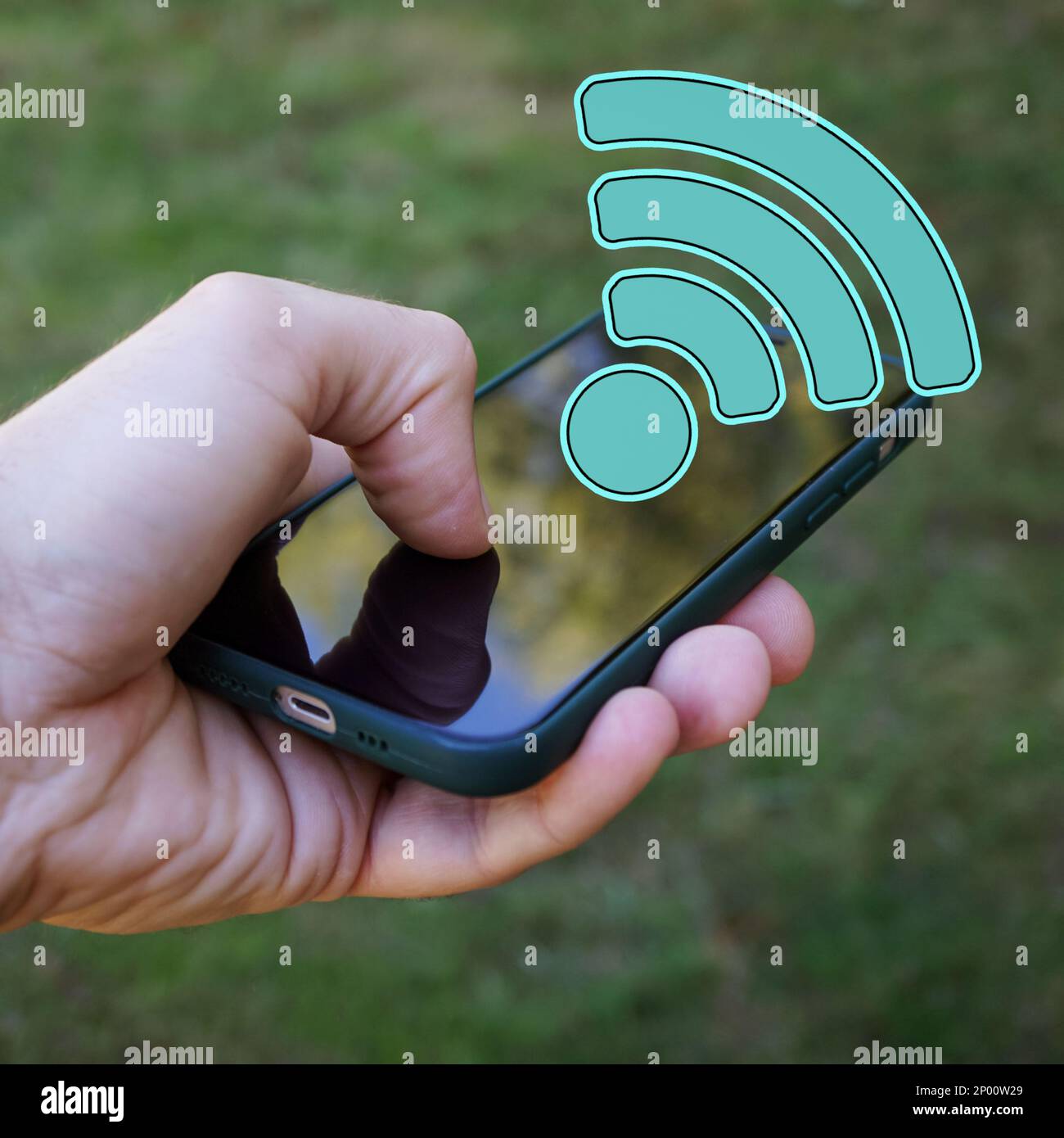 Tenere in mano uno smartphone con l'icona wifi, Wireless Fidelity Foto Stock