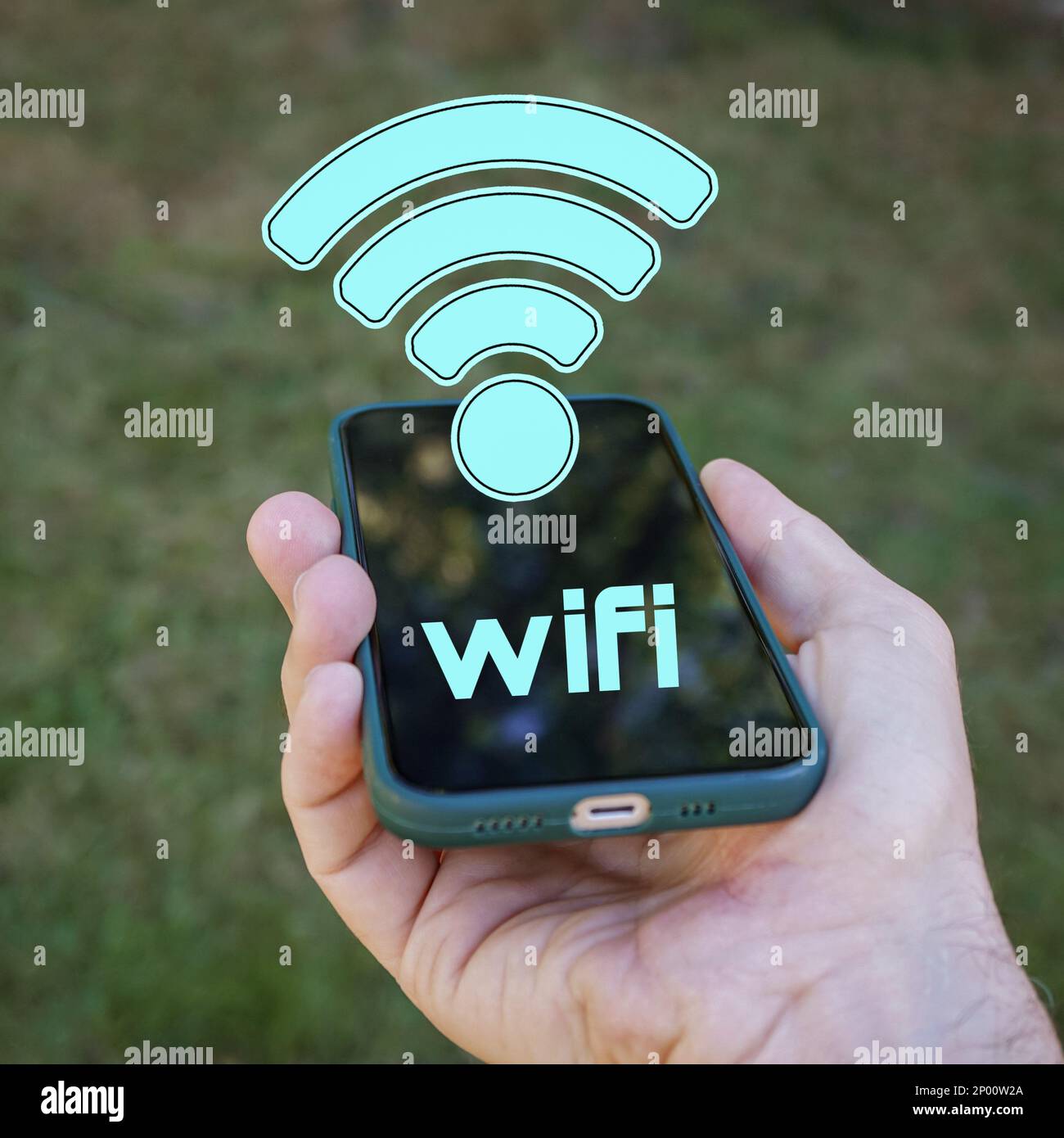 Tenere in mano uno smartphone con l'icona wifi, Wireless Fidelity Foto Stock