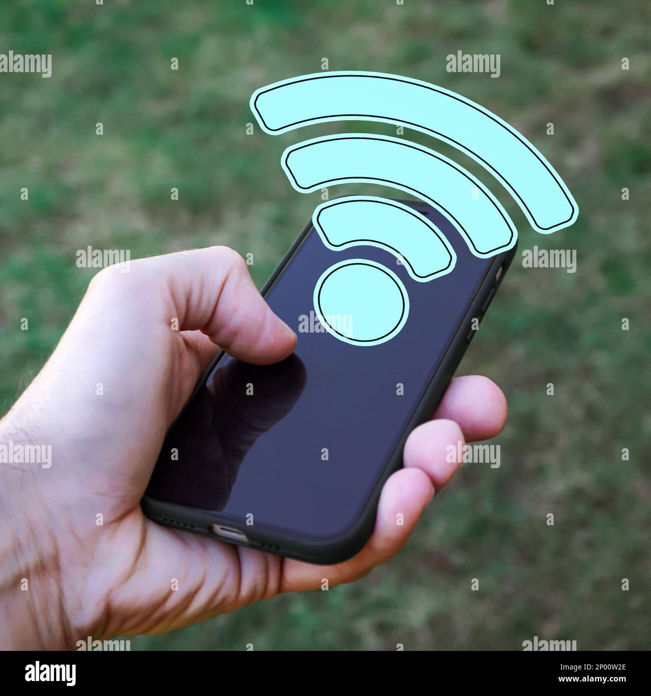 Tenere in mano uno smartphone con l'icona wifi, Wireless Fidelity Foto Stock