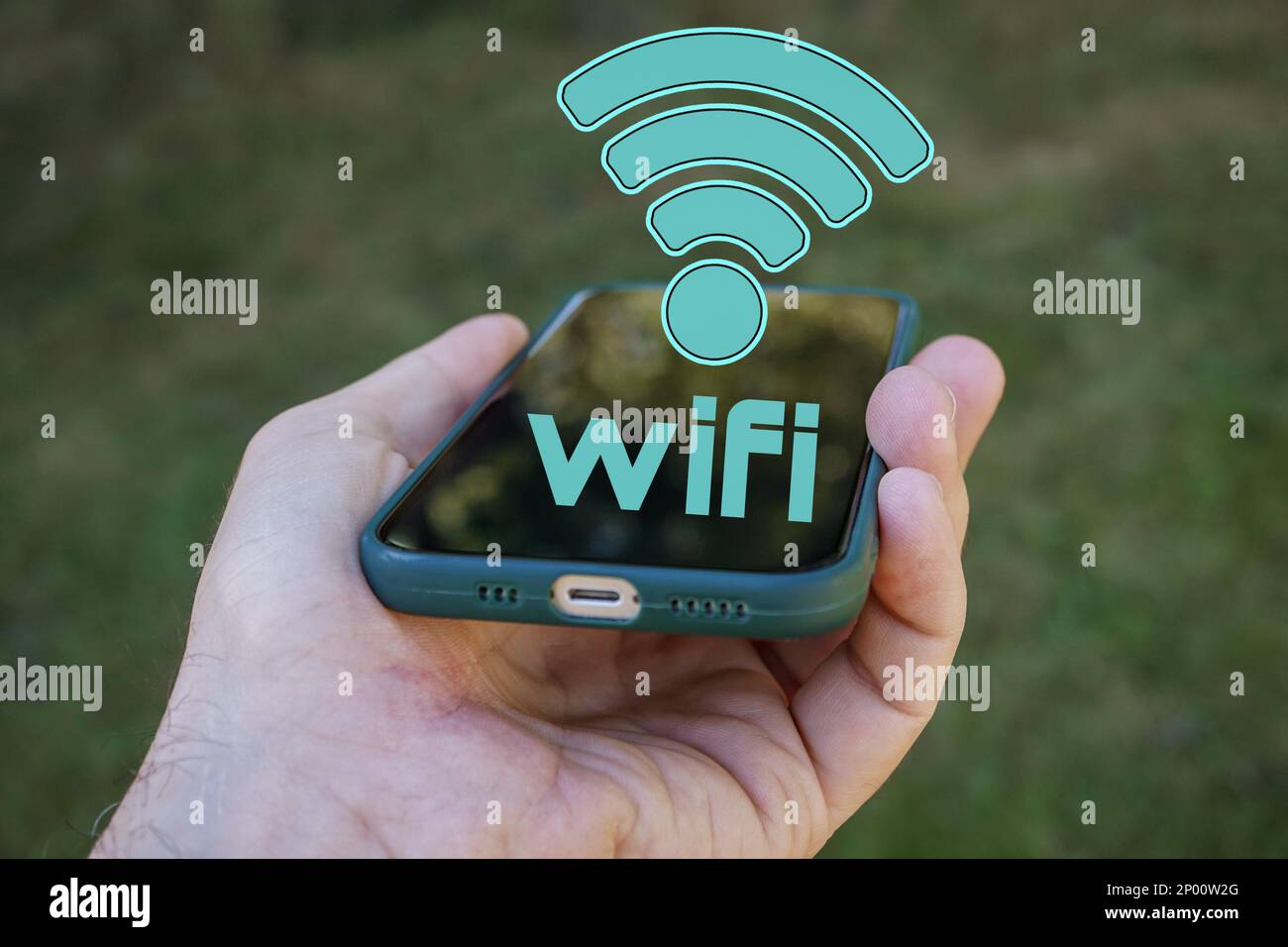 Tenere in mano uno smartphone con l'icona wifi, Wireless Fidelity Foto Stock
