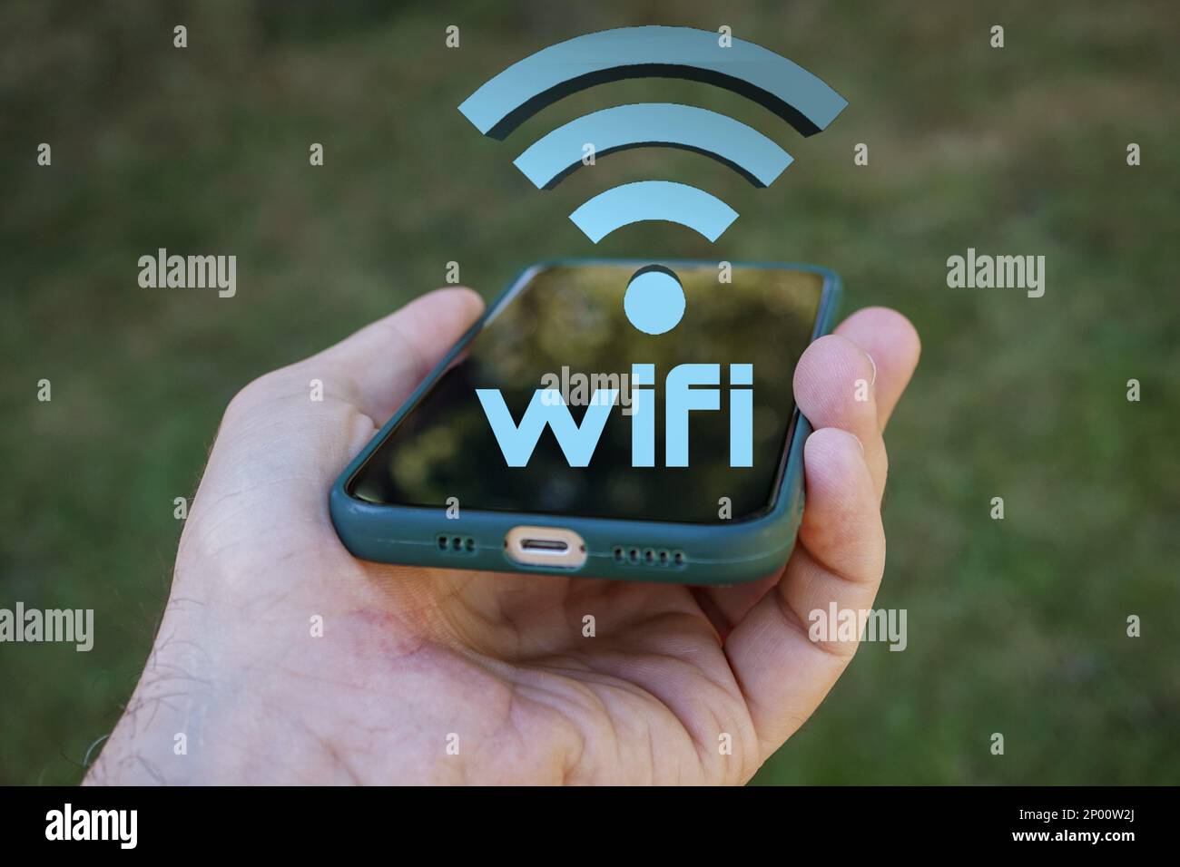 Tenere in mano uno smartphone con l'icona wifi, Wireless Fidelity Foto Stock