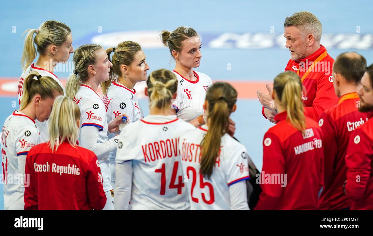 EINDHOVEN, PAESI BASSI - 2 MARZO: Time out squadra Szech con allenatore Bent Dahl di ceco durante la partita femminile Golden League tra Paesi Bassi e Repubblica Ceca al Indoor Sportcentrum Eindhoven il 2 marzo 2023 a Eindhoven, Paesi Bassi (Foto di Henk Seppen/Orange Pictures) Foto Stock