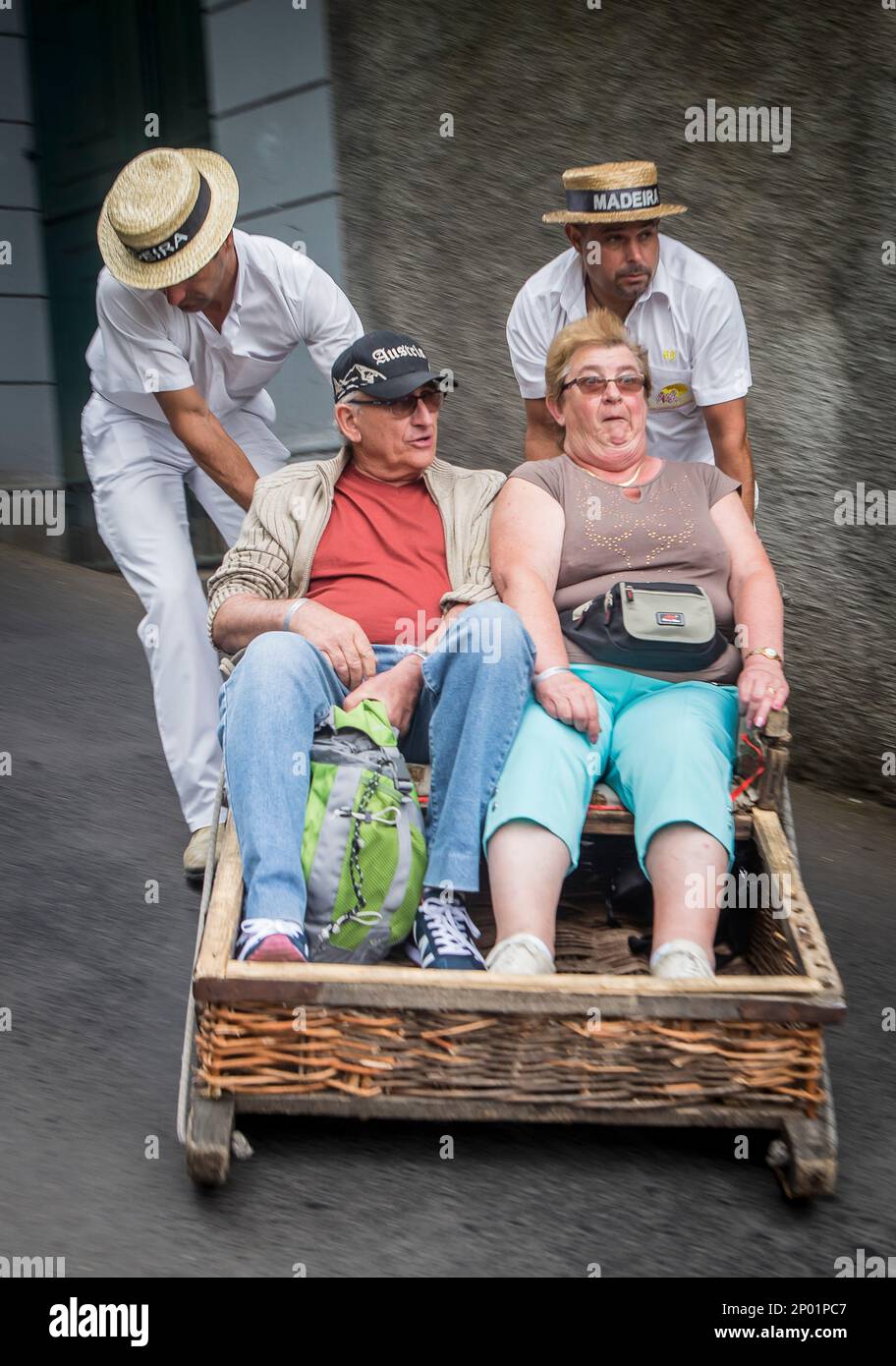 Carreiros do Monte, Wicker Toboggan Sled Ride da Monte a Funchal, Funchal, Madeira, Portogallo Foto Stock