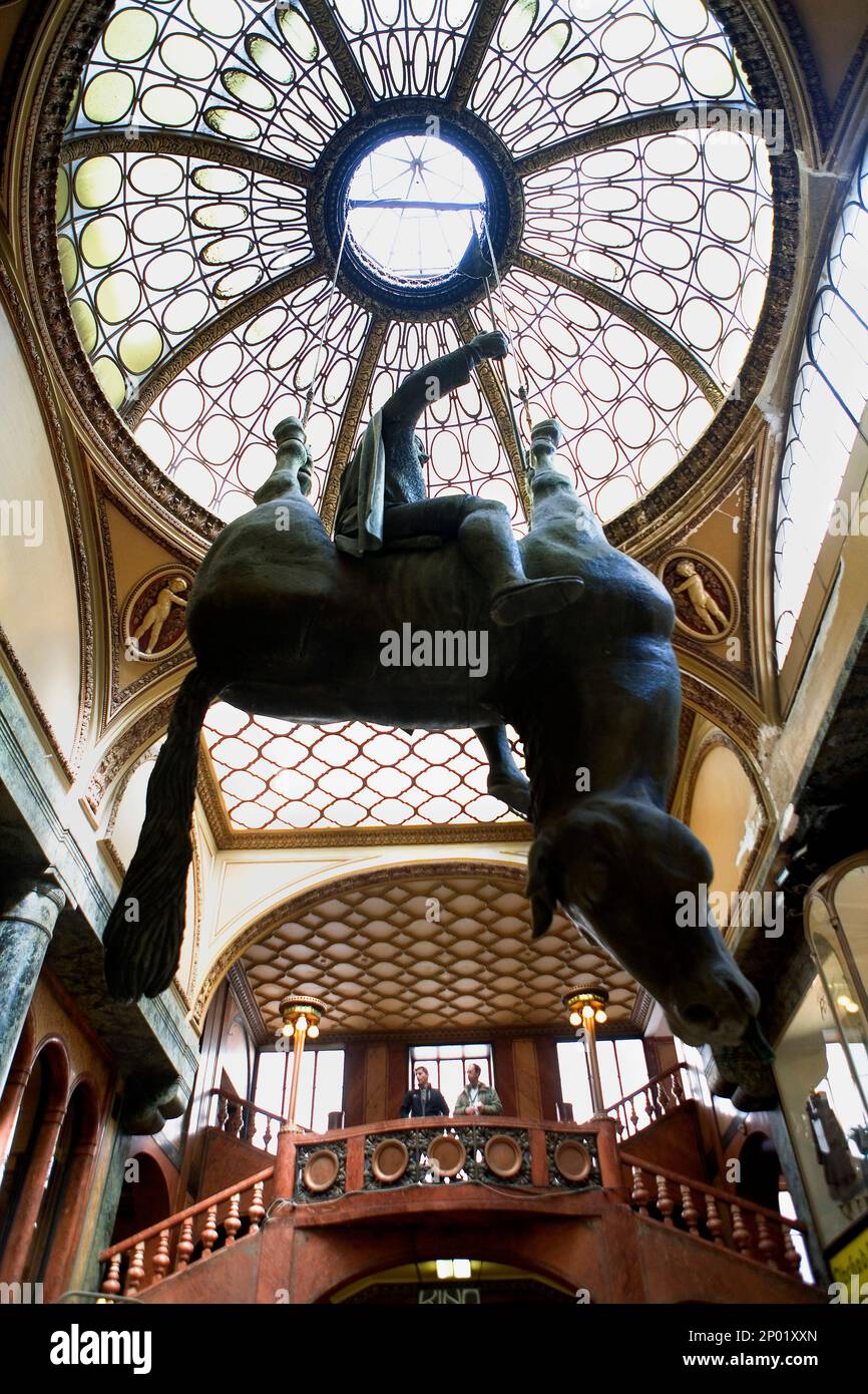 Scultura di Wenceslao, da David Cerny. A Lucerna Gallery (shoping mall).Praga. Repubblica ceca Foto Stock