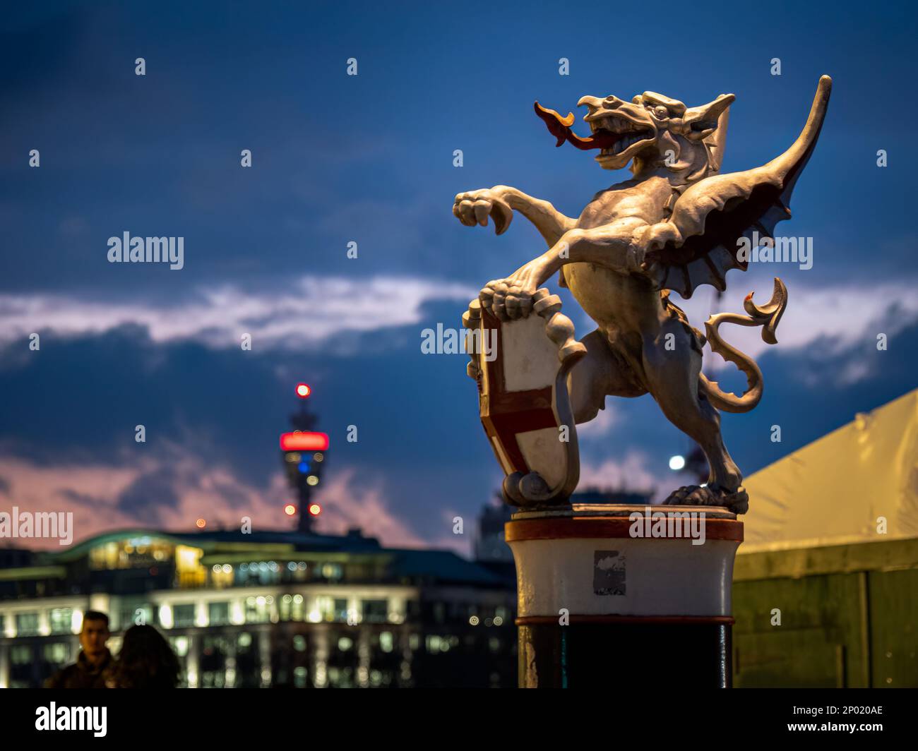 Contrassegno di confine del drago sul Blackfriars Bridge di Londra in serata con la torre dell'ufficio postale BT Foto Stock