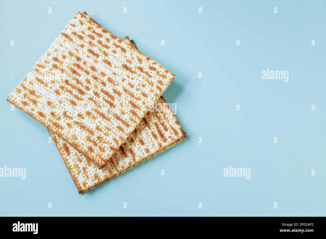 Banner di buona Pasqua. Mazzo su sfondo blu. Tradizionale cibo ebraico per Pesach. Spazio di copia. Foto Stock