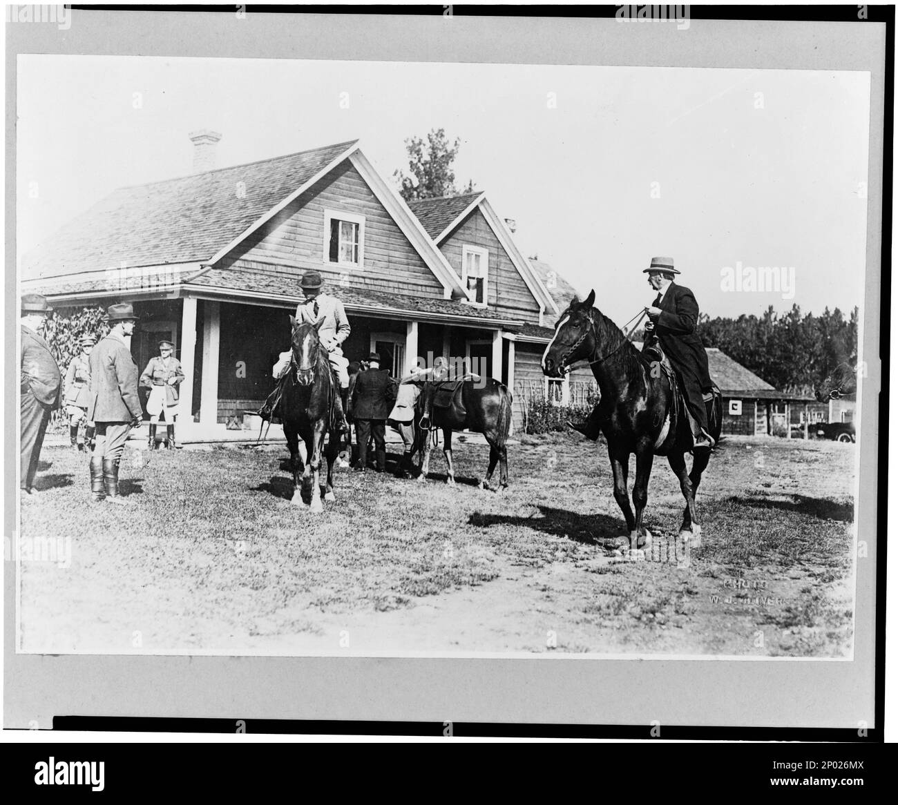 Frank Carpenter(?) E un altro uomo a cavallo, Bar U Ranch, Prince of Wales, Northwest Territories, Canada. Frank and Frances Carpenter Collection, 'Photo W.I.(?) Oliver'. Falegname, Frank G, (Frank George),,1855-1924, Ranches, territori del Nord-Ovest, Isola del Principe di Galles, 1890-1930, equitazione, territori del Nord-Ovest, Isola del Principe di Galles, 1890-1930. Foto Stock