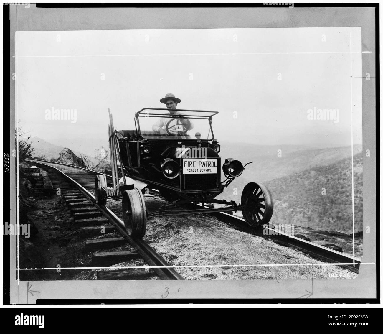 Vigili del fuoco del nostro servizio forestale. N. 43, n. 18263A, Frank and Frances Carpenter Collection, Stati Uniti, Forest Service, persone, 1910-1930, veicoli, 1910-1930, vigili del fuoco, 1910-1930. Foto Stock