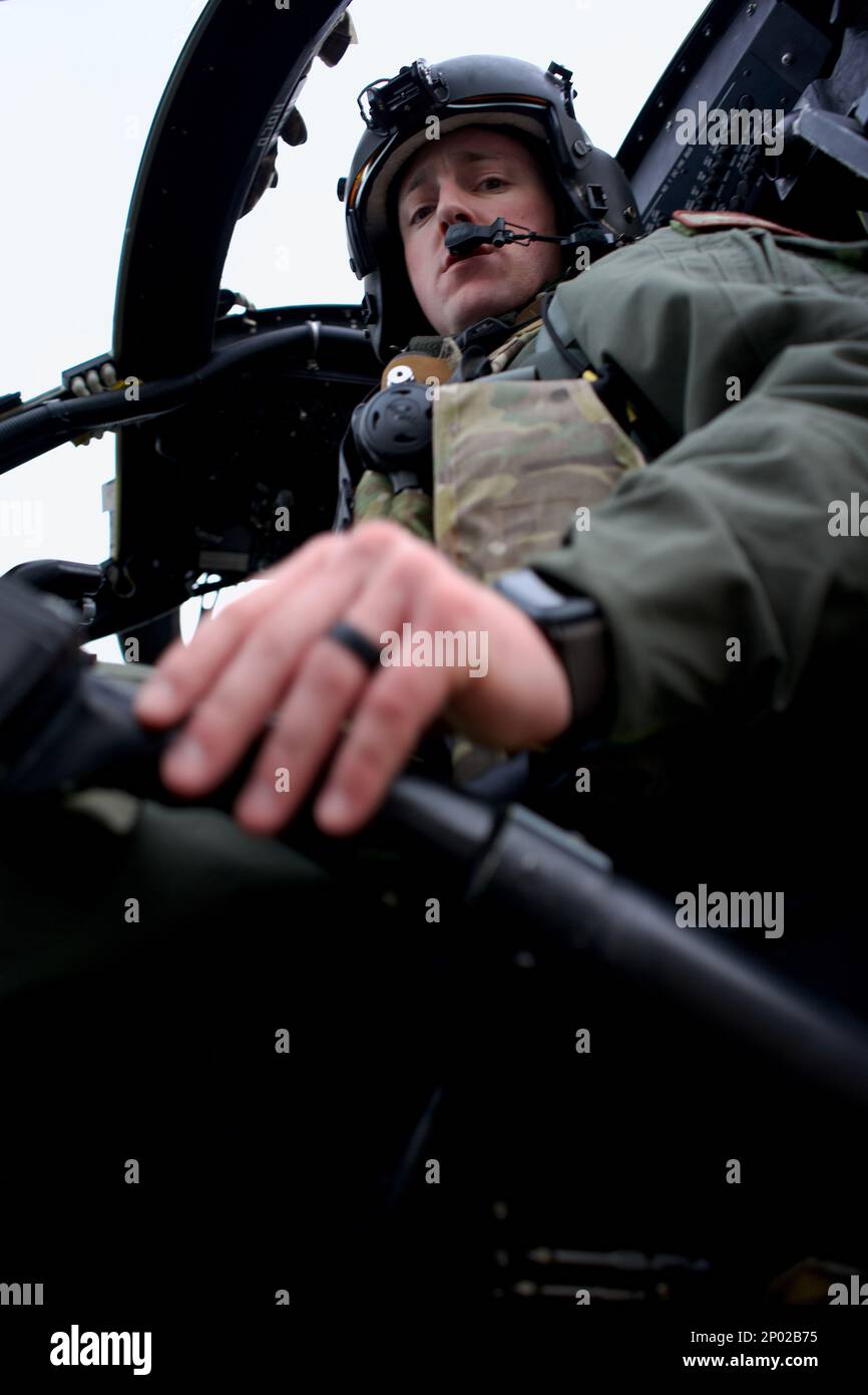 Stazione AEREA DELLA GUARDIA COSTIERA KODIAK, Alaska -- Alaska Air National Guard Major. Tyler Seibold, 210th Rescue Squadron HH-60G pavé Hawk pilota, effettua controlli preflight 12 gennaio 2023, durante l'addestramento congiunto con il Coast Guard's Maritime Security Response Team West. L'HH-60 è l'unica piattaforma di ricerca e salvataggio di combattimento dedicata del Dipartimento della Difesa. Foto Stock