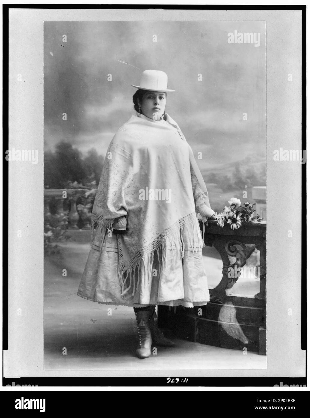 Chola donna, ritratto completo, in piedi, rivolto a destra, la Paz, Bolivia. Collezione Carpenter Frank and Frances, Foto di Max T. Vargas, Arequipa, Donne, Abbigliamento e vestito, Bolivia, 1900-1930. Foto Stock