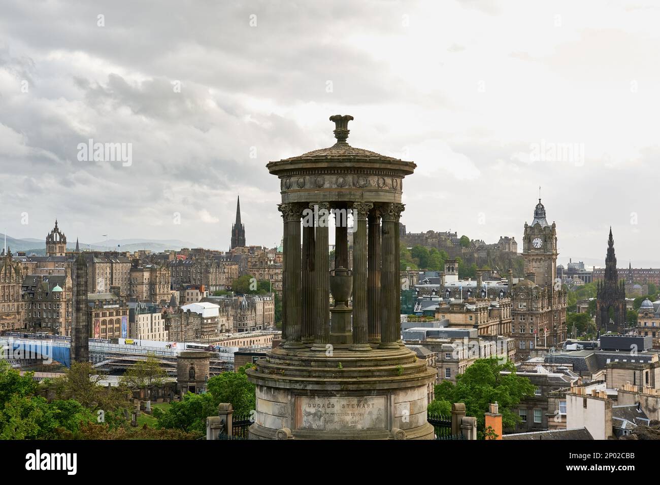 Torre dell'orologio del Balmoral Hotel, Castello di Edimburgo, Monumento Scott e Cattedrale di St Giles da Calton Hill a Edimburgo, Scozia, Regno Unito Foto Stock