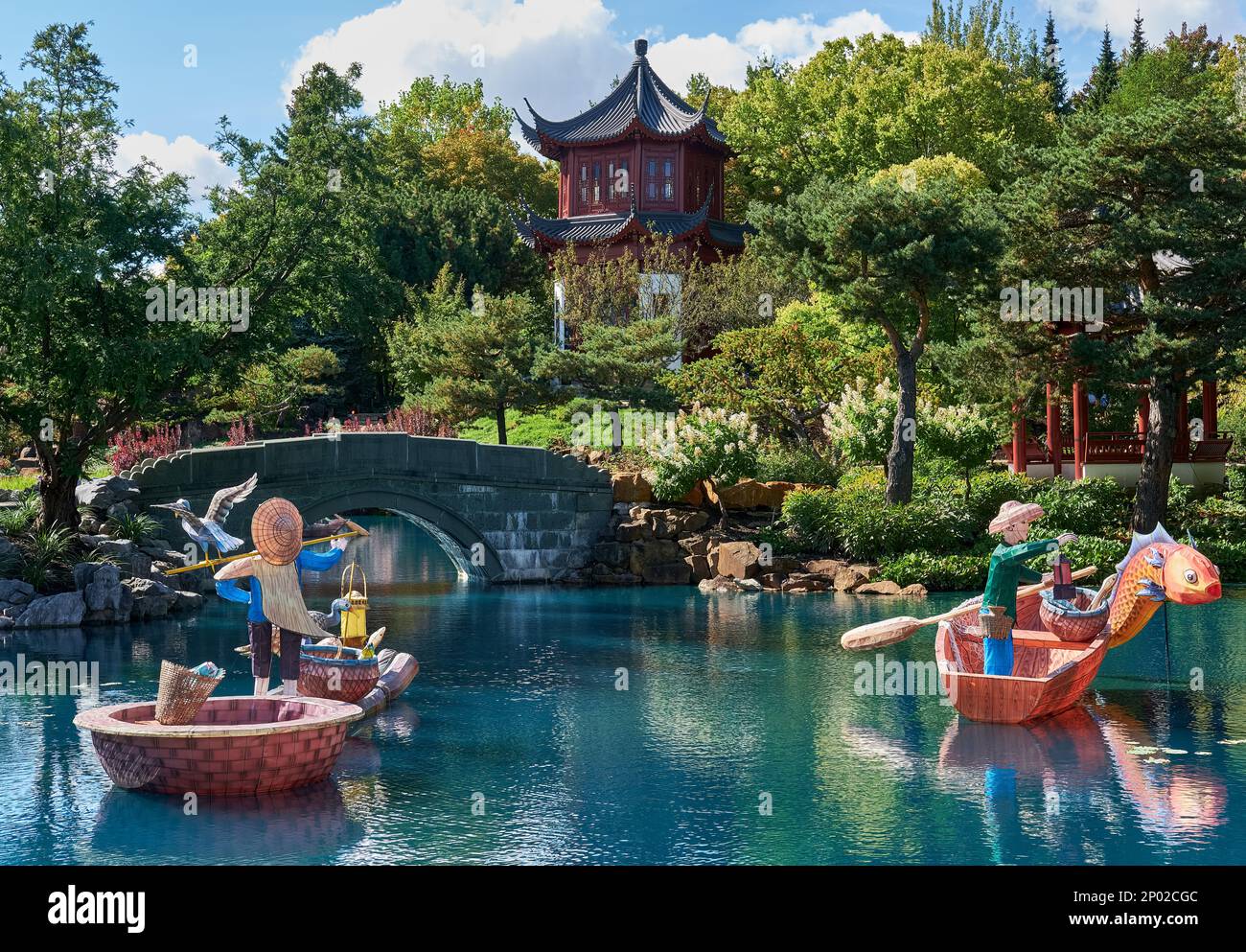 Pescatori lanterne cinesi in barche sul Dream Lake del Giardino cinese nel Giardino Botanico di Montreal, Quebec, Canada Foto Stock