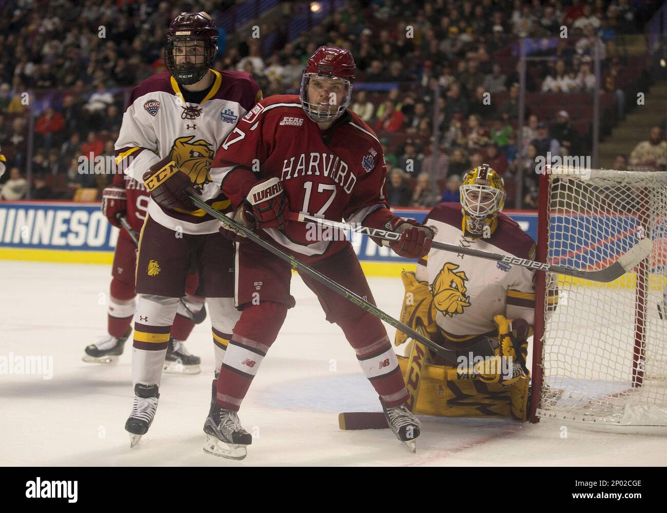 April 06, 2017: Harvard forward Sean Malone (17) sets up in front of Minnesota Duluth goaltender Hunter Miska (35) during NCAA Hockey Frozen Four game action between the Minnesota-Duluth Bulldogs and the Harvard Crimson at United Center in Chicago, Illinois. Minnesota-Duluth defeated Harvard 2-1. John Mersits/CSM (Cal Sport Media via AP Images) Foto Stock