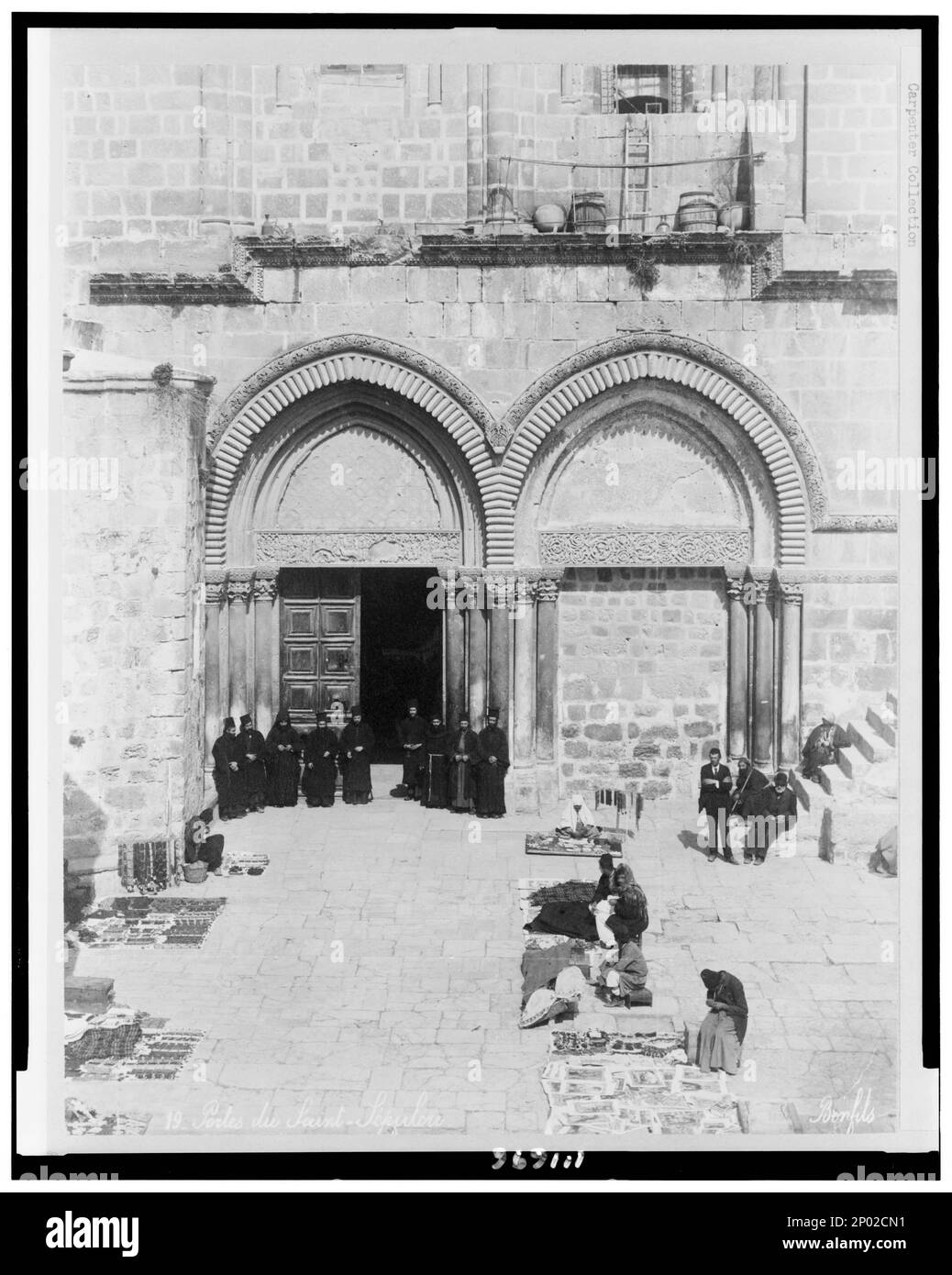 Portes du Saint-Sépulcre / Bonfils.. Frank and Frances Carpenter Collection, No. 19, Chiesa del Santo Sepolcro (Gerusalemme), sacerdoti, Gerusalemme, 1870-1890, Peddlers, Gerusalemme, 1870-1890. Foto Stock