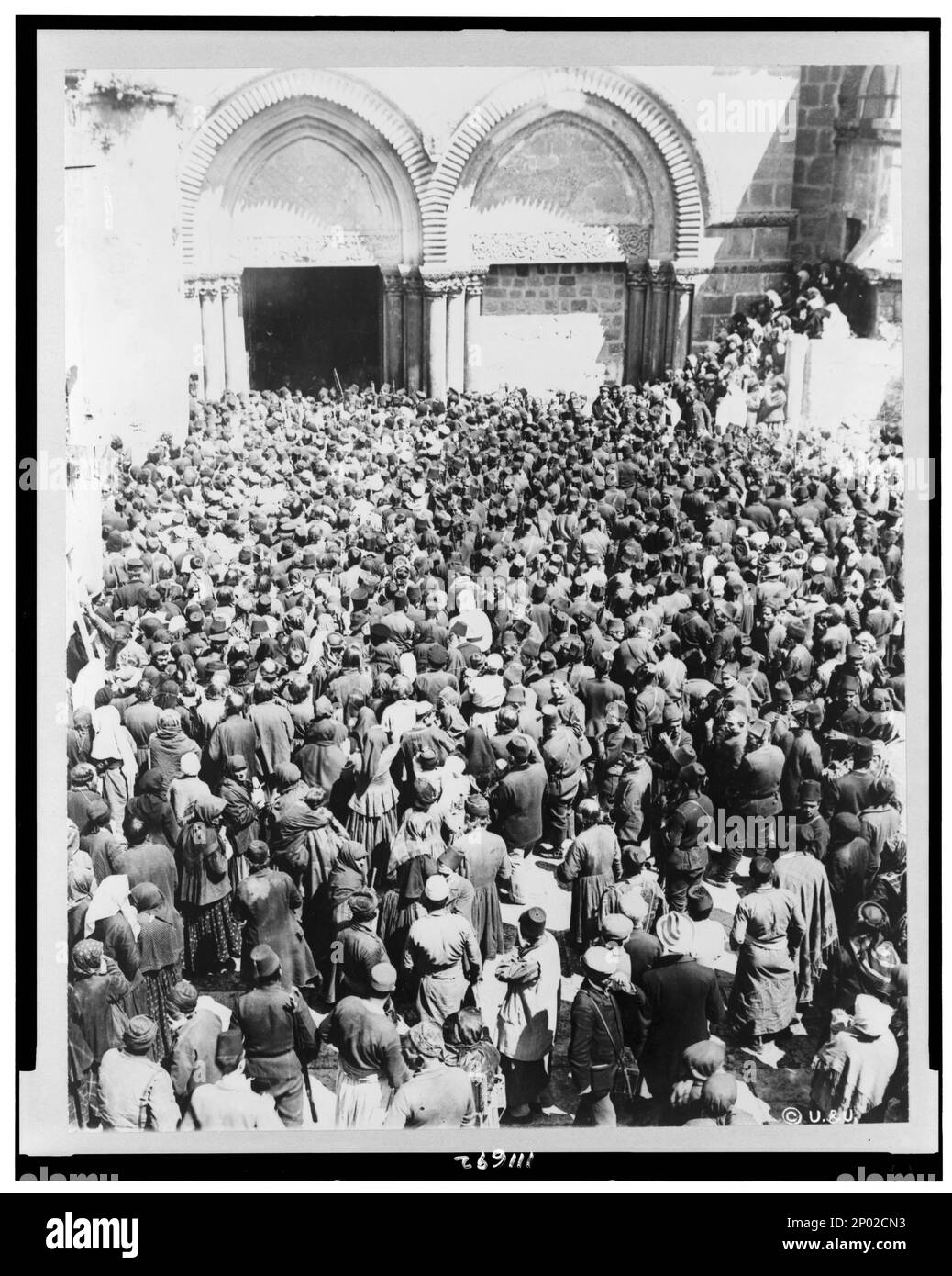 Folla in attesa che il santo fuoco scada dal Cielo, un miracolo celebrato dalla Chiesa greco-ortodossa durante la settimana di Pasqua, Gerusalemme. Frank and Frances Carpenter Collection, Copyright by Underwood & Underwood, New York, Church of the Holy Sepolchre (Jerusalem) , Church,Jerusalem,1880-1900, Spectators,Jerusalem,1880-1900, Rites & Ceremonies,Jerusalem,1880-1900. Foto Stock