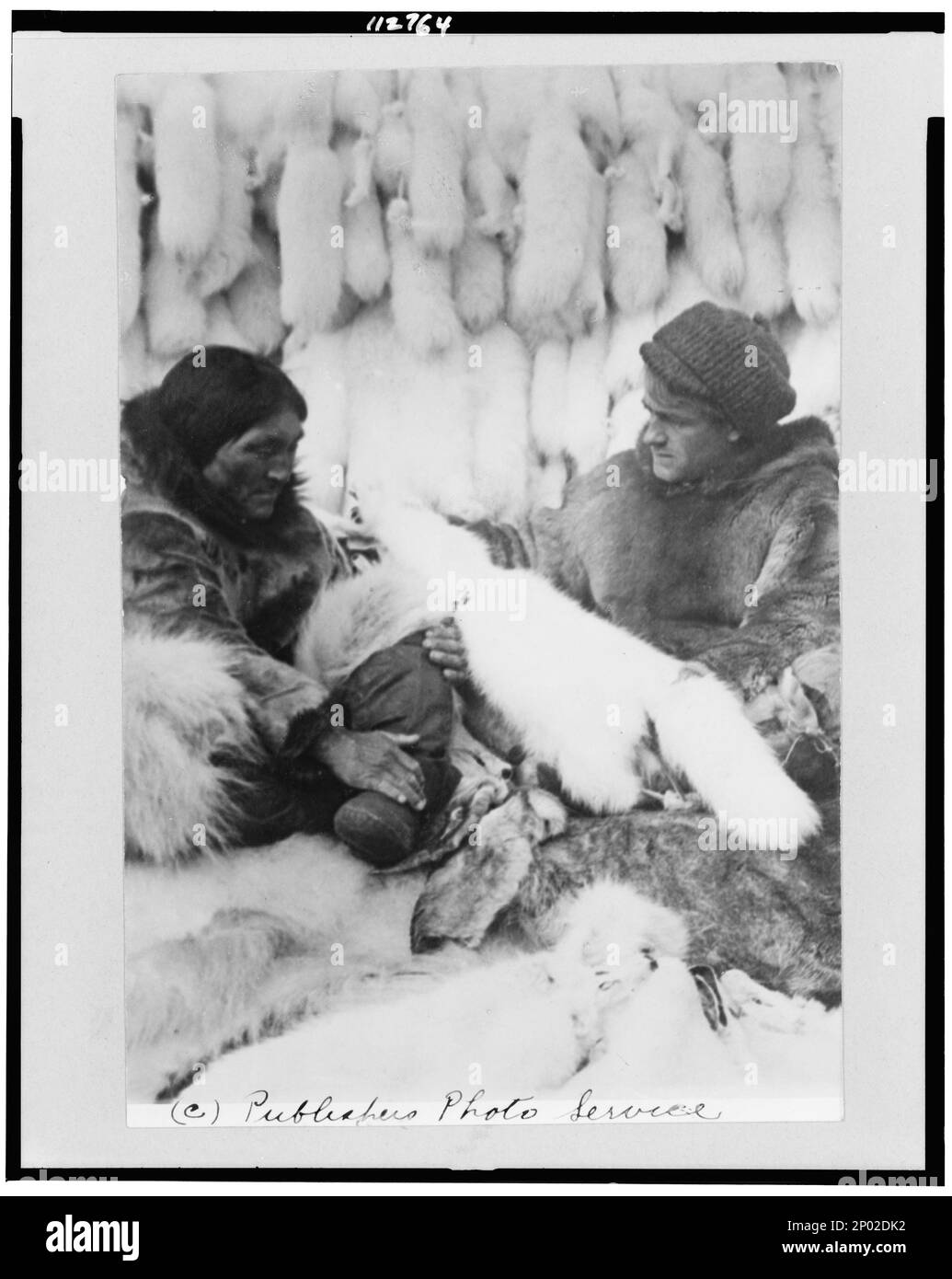 Commerciante dell'azienda che compra le pellicce bianche della volpe ed altre pelli da un Eskimo ad un posto di Revillon Freres. Frank and Frances Carpenter Collection, regalo; Sig.ra W. Chapin Huntington; 1951, Eskimos, Canada, 1890-1940, Fur trade, Canada, 1890-1940, Foxes, Canada, 1890-1940, Stati Uniti, Alaska Foto Stock