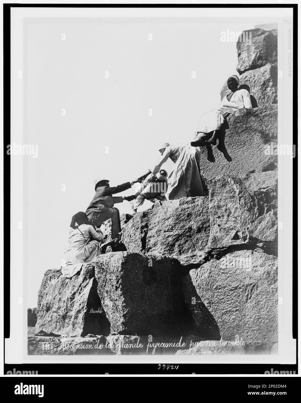 Ascension de la grande pyramide par un touriste / Bonfils.. No. 1188, Frank e Frances Carpenter Collection, Climbing, Egitto, 1870-1880, turisti, Egitto, 1870-1880, Piramidi, Egitto, 1870-1880. Foto Stock