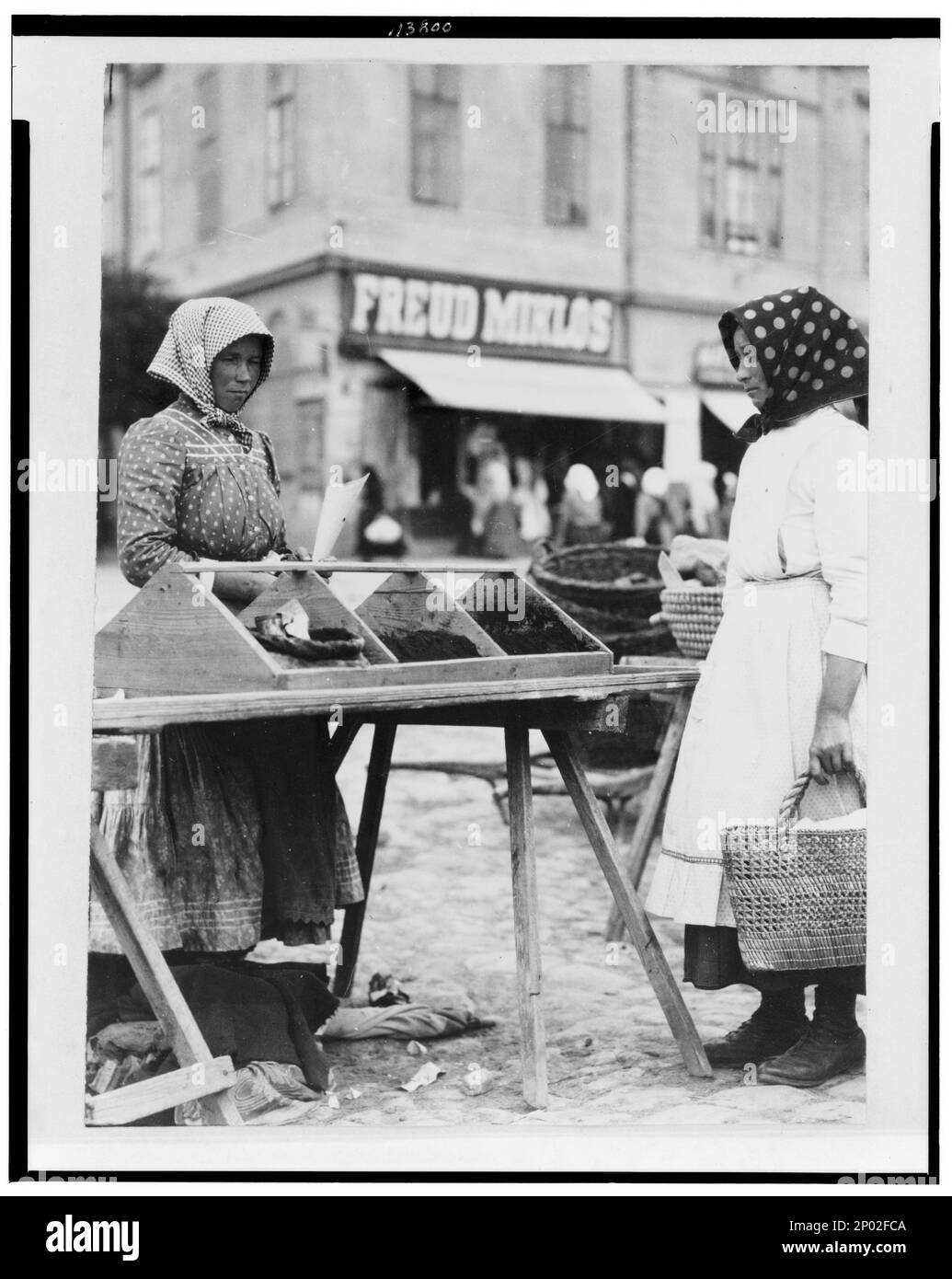 Donna che vende cibo nel mercato, Ungheria. Frank e Frances Carpenter Collection, mercati, Ungheria, 1920-1930, Donne, Ungheria, 1920-1930. Foto Stock