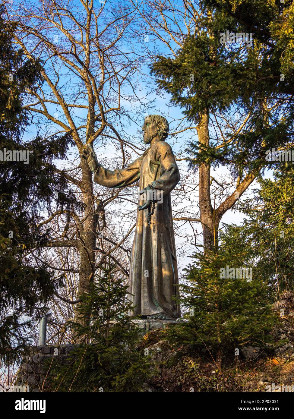 Flueli-Ranft, Svizzera - 18 gennaio 2022: La statua del santo fratello Niklaus-Klaus, santo patrono svizzero, nella chiesa di Flueli-Ranft. Foto Stock