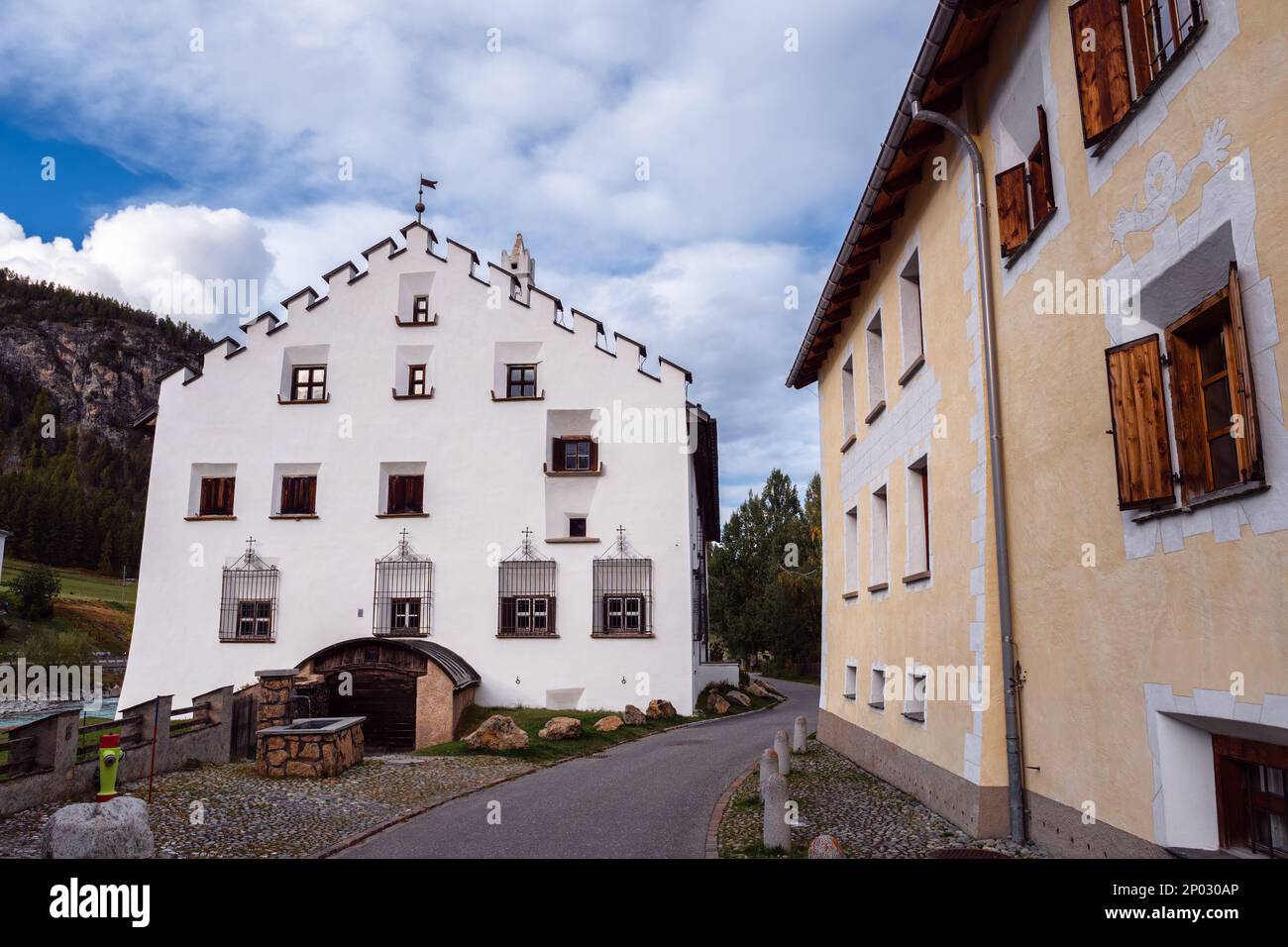 La Punt, Svizzera - 29 settembre 2021: Grandi case tradizionali svizzere a la Punt in Engadina, Canton Graubunden in Svizzera. Foto Stock