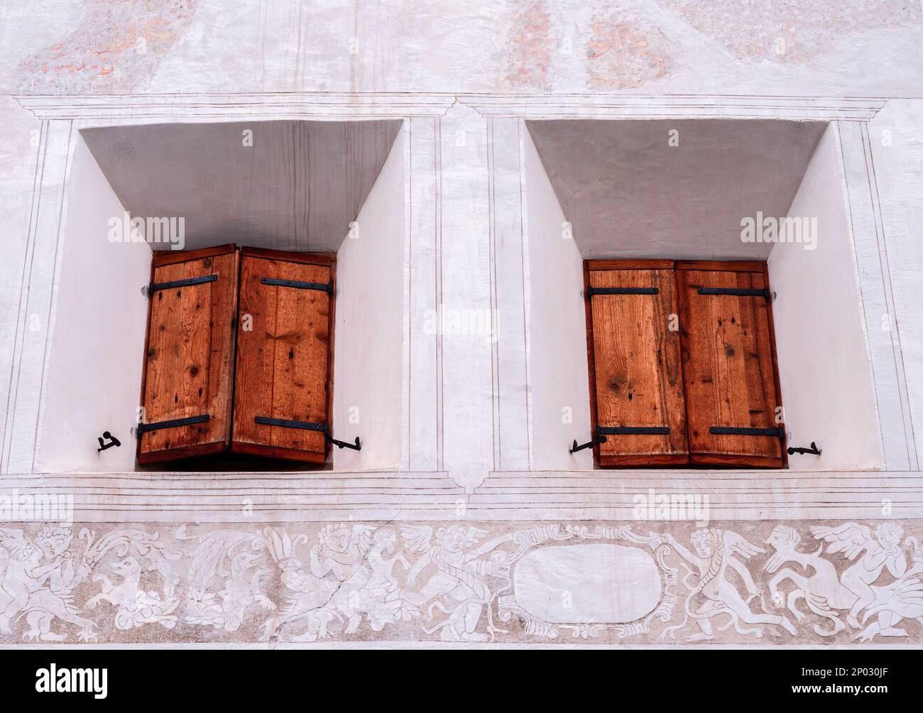 Due finestre di casa storica tradizionale a Graubunden, Svizzera Foto Stock