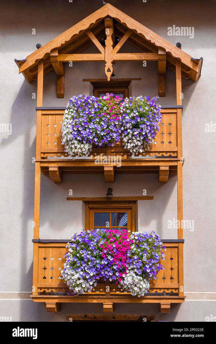 Tradizionali balconi alpini in legno decorati con fiori a Livigno, Sondrio, Italia Foto Stock