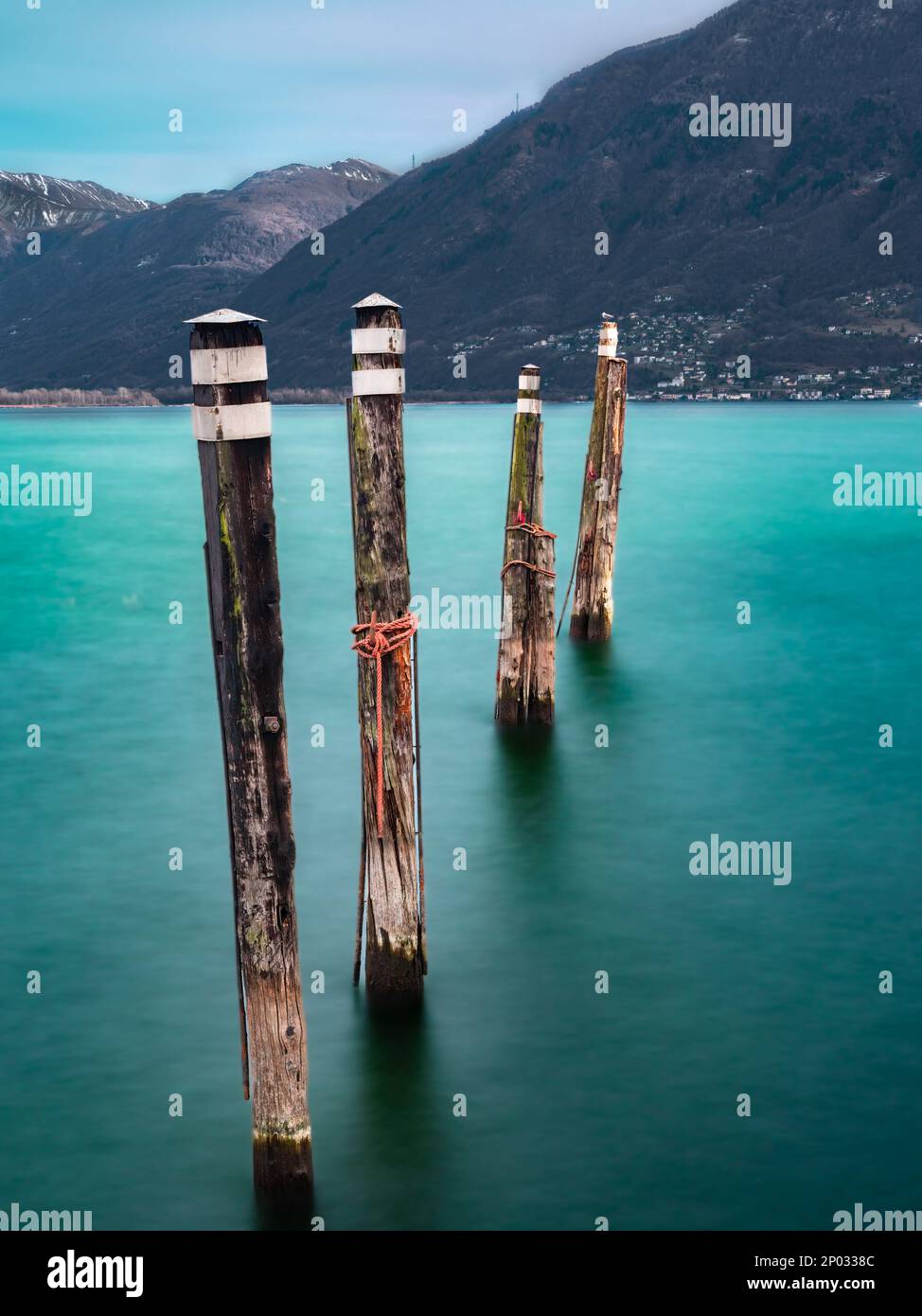 Foto a lunga esposizione di barrette in legno per ormeggio barche sul Lago maggiore a Locarno, Svizzera Foto Stock