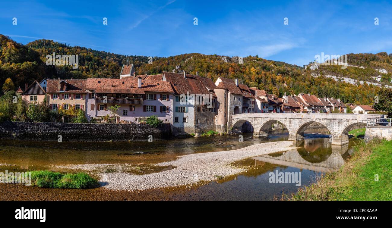 Saint Ursanne, Svizzera - 19 ottobre 2021: Pittoresca città medievale di Saint Ursanne nel cantone svizzero del Giura in autunno Foto Stock