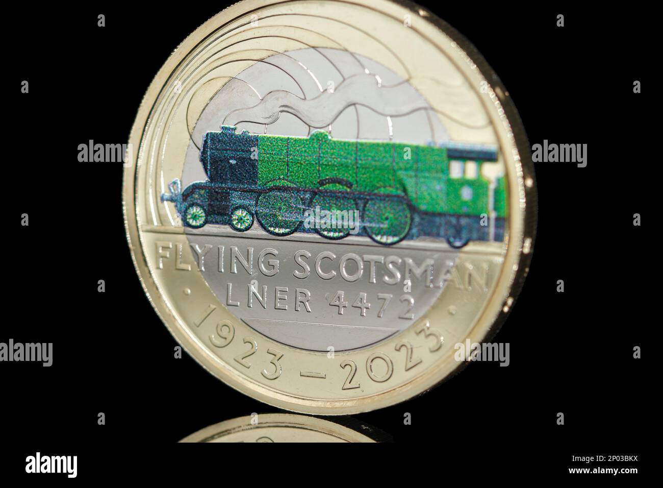 Una moneta colorata del 2023 £2 che commemora i 100 anni della locomotiva a vapore Flying Scotsman sul retro. L'obverso è il re Carlo III Foto Stock