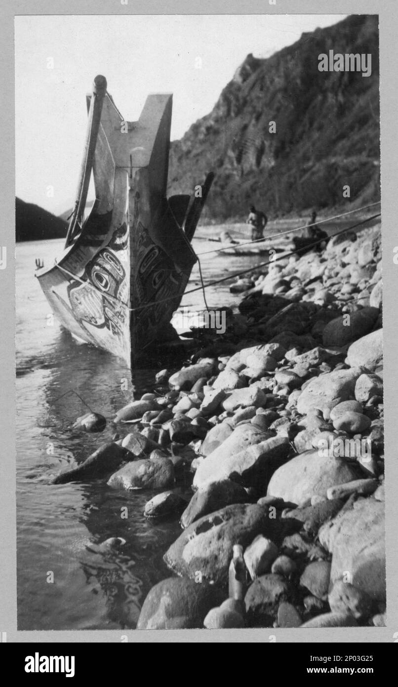 Imbarcazione indiana decorata. Frank and Frances Carpenter Collection, regalo; Sig.ra W. Chapin Huntington; 1951, Indiani del Nord America, Arte e artigianato, Alaska, 1890-1930, Barche, Alaska, 1890-1930, spiagge, Alaska, 1890-1930, Stati Uniti, Alaska Foto Stock
