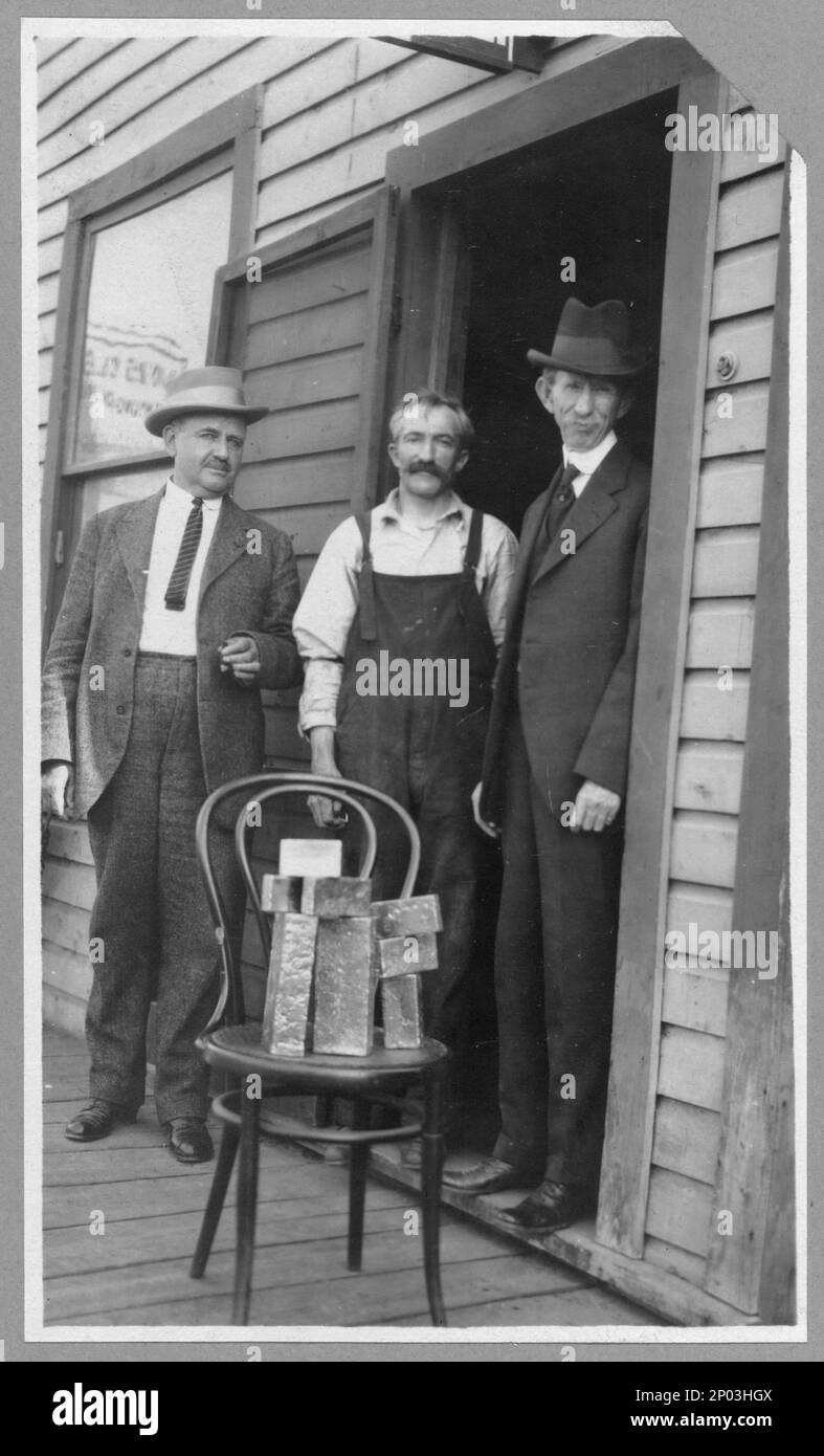 Il delegato Wickersham, l'assassino e Frank G. Carpenter davanti all'ufficio dell'assayer. Collezione Frank and Frances Carpenter , regalo; Sig.ra W. Chapin Huntington; 1951, Wickersham, James,,1857-1939, Carpenter, Frank G, (Frank George),,1855-1924, assayers, Alaska, 1890-1920, Stati Uniti, Alaska, Fairbanks Foto Stock