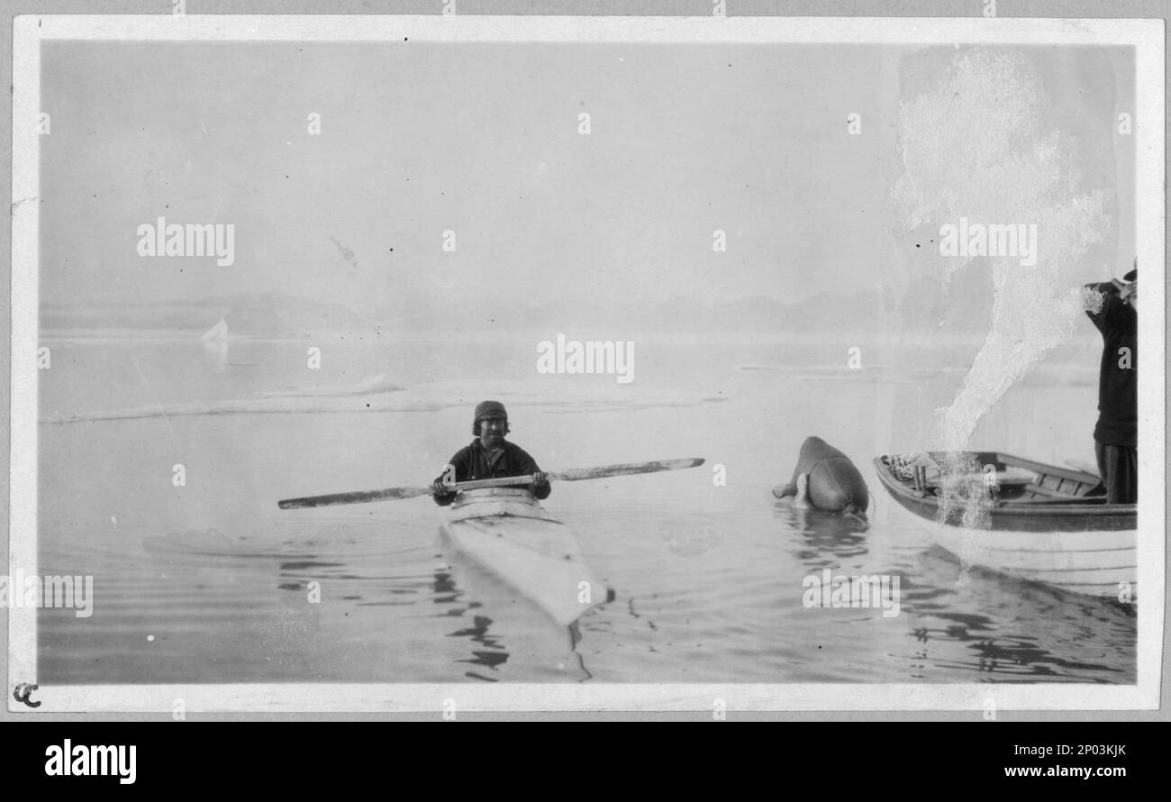 "AK-ah-malak" in kayak a Baffin Inlet, N.W.T. Canada. Frank and Frances Carpenter Collection , Gift; Mrs. W. Chapin Huntington; 1951, Kayaks,Canada,1890-1940, Bodies of Water,Canada,1890-1940, Canada Foto Stock